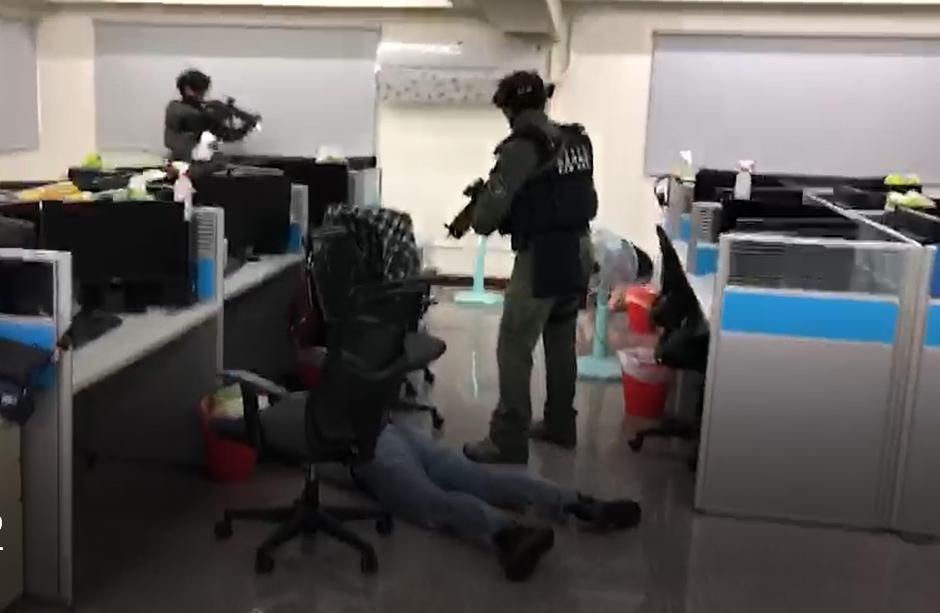 刑事局國際科與除暴特勤隊攻堅黃嫌主持的詐騙水房。(刑事局提供)