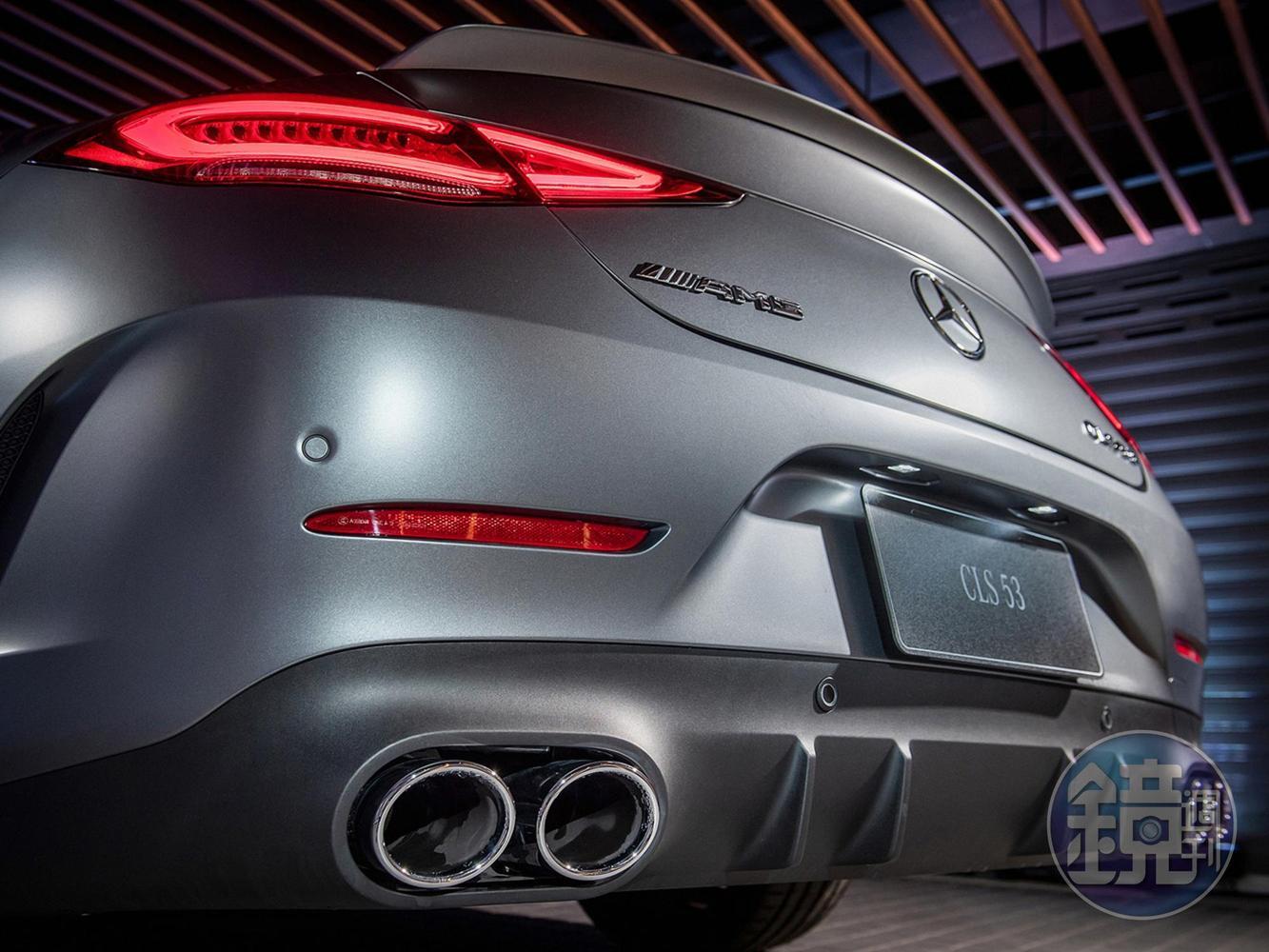 CLS 53 4MATIC+車型更換上專屬AMG套件，諸如下擾流、尾翼、雙側四出圓形尾飾管與19吋五輻雙肋式輪圈，更添熱血個性。