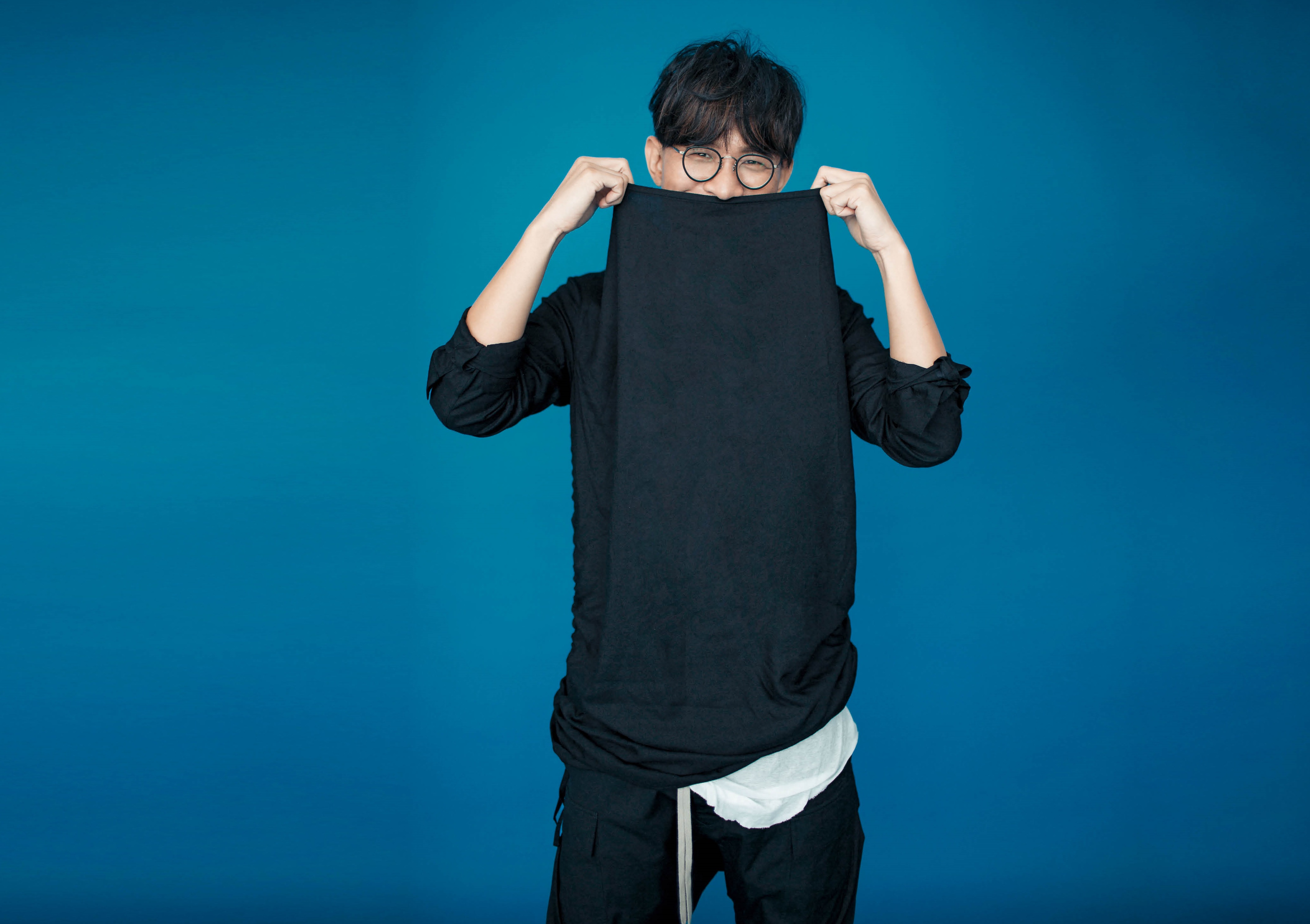 因為外表不出色，一唱歌卻技驚四座，所以卓義峯以前被稱為「丐幫幫主」。但他承認自己不想爭天下，沒有很多野心與企圖心。