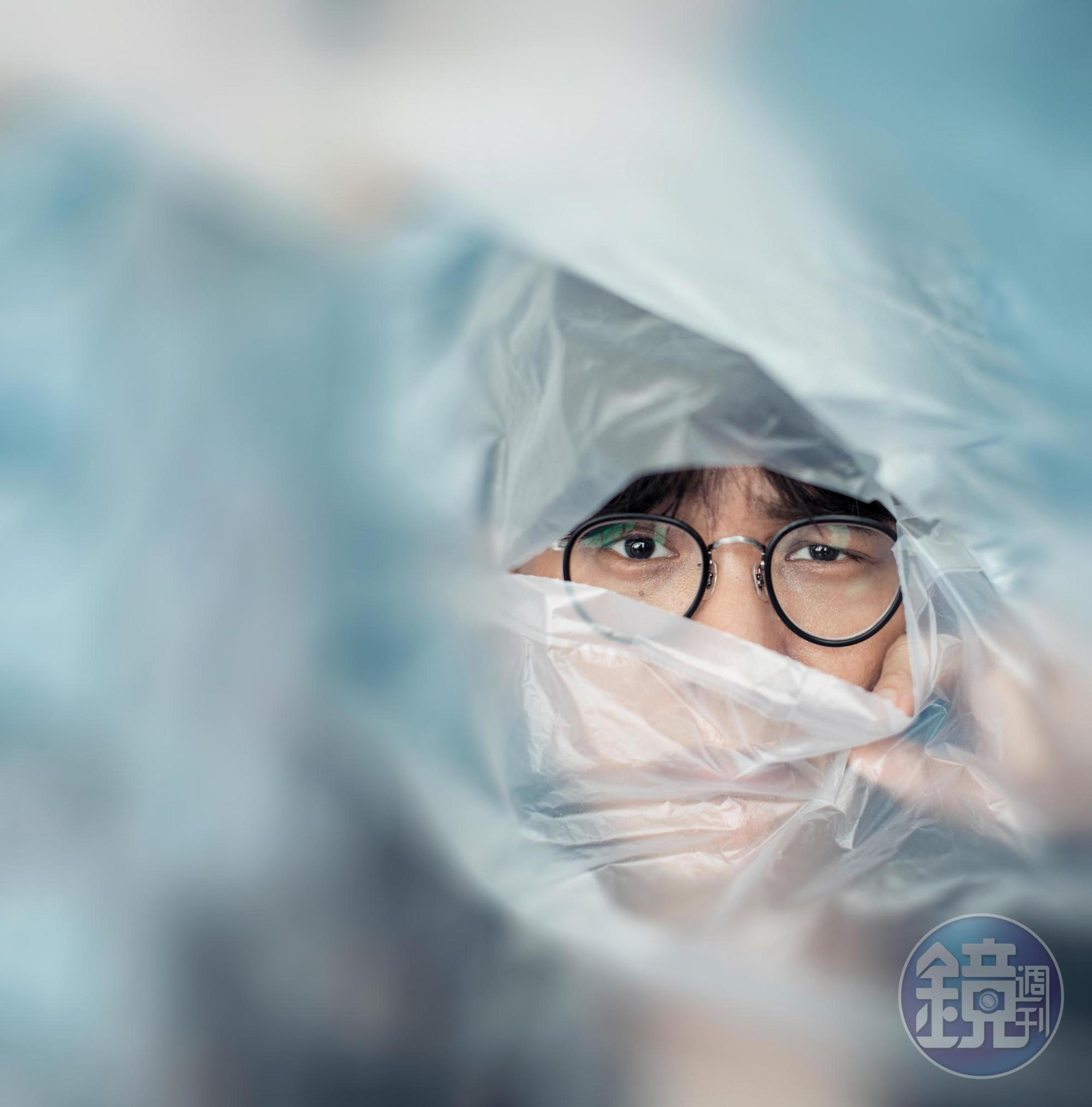 別人想像他過得很慘,那都是別人的想像罷了。卓義峯曾經痛快的消夜人生,讓他眉眼之間保有逗趣、保有快樂。