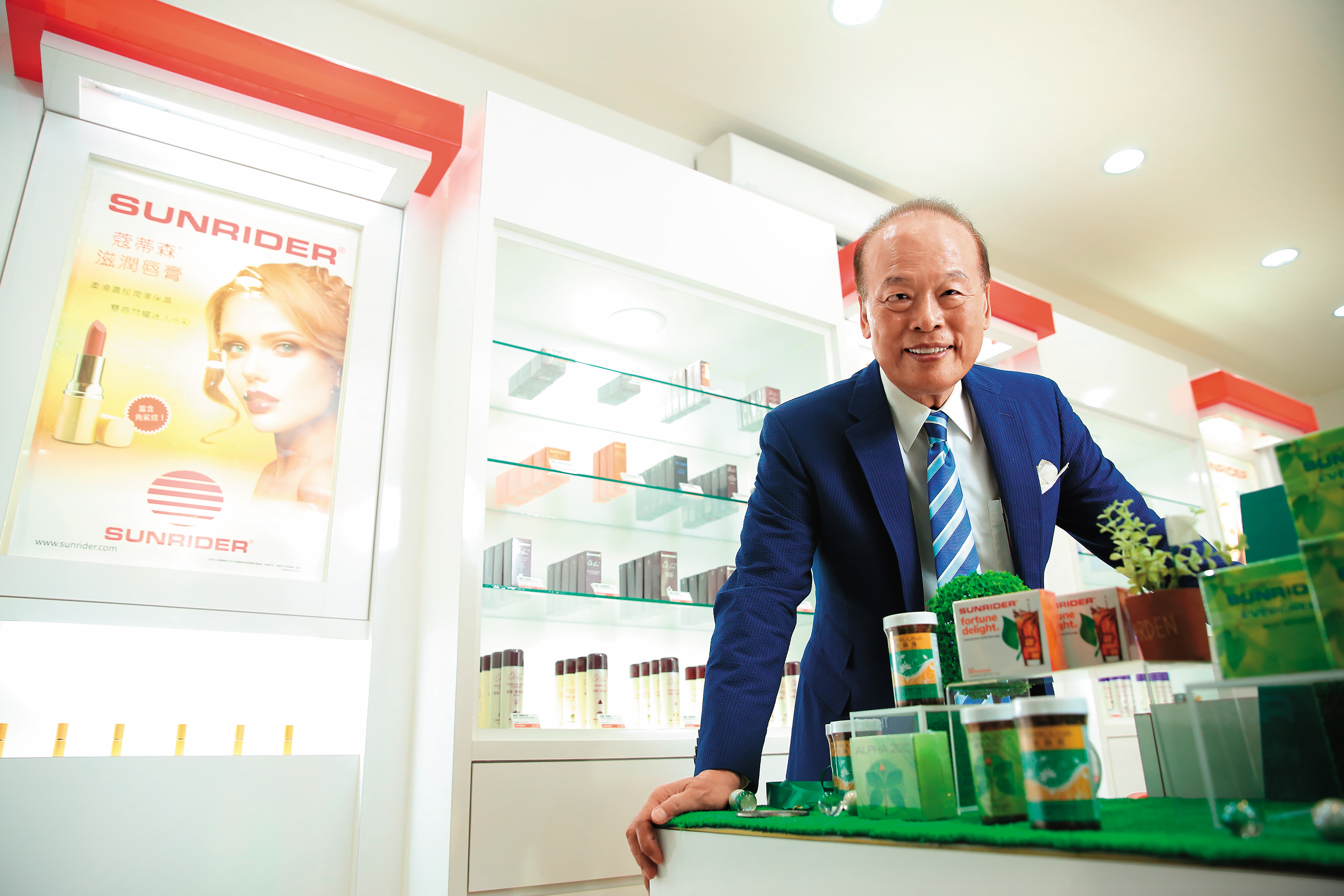 陳得福靠仙妮蕾德直銷事業累積龐大財富，身家逾千億元，9年前亞洲事業轉型做零售，去年才重返直銷行列，年營收達400億元。
