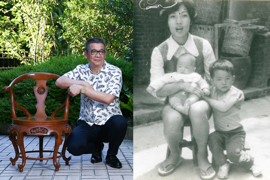 右邊舊照裡的陳原4歲，母親坐在老家門口，抱著剛出生的妹妹。如今陳原在現在的家的院子裡（左圖），重現當年的舊照，可惜母親已過世，他只能倚著空椅。（陳原提供）