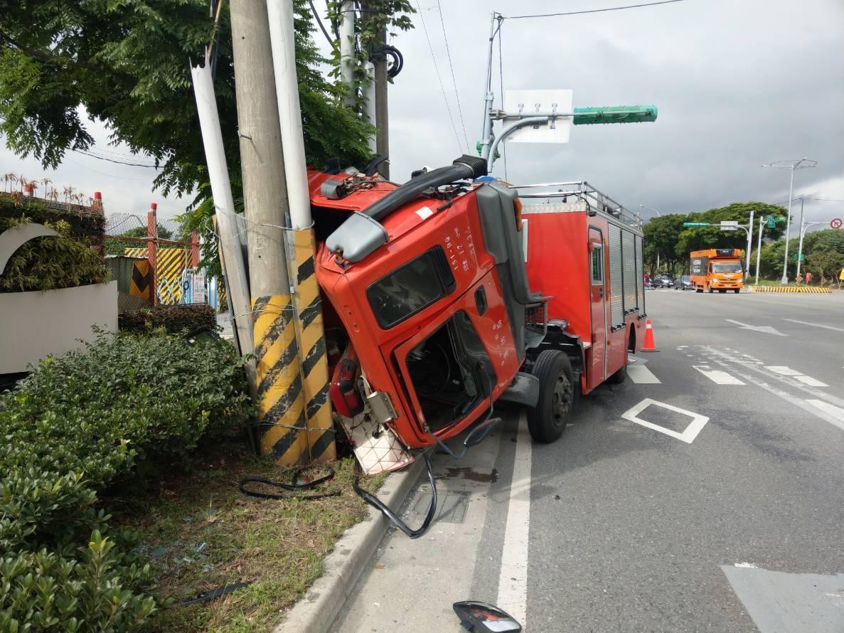 消防車因不明原因車頭突然前傾,讓李小隊長撞破前擋玻璃後摔出車外。(翻攝畫面)