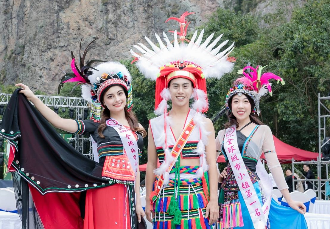 台灣代表成績斐然，城市先生陳駿閎（中）拿下大中華冠軍，李棠霓（左）拿下亞軍，賴韋如（右）則是台灣區第一名、大中華區第四名。（全球城市小姐選拔大賽提供）