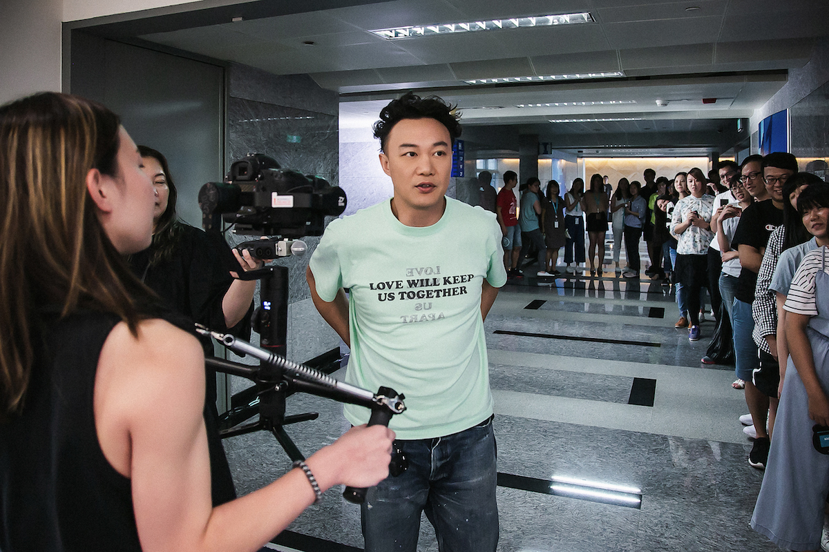 金曲歌王陳奕迅突擊KKBOX新總部，接受互動式實境節目《速爆突擊隊》訪問。（KKBOX提供）