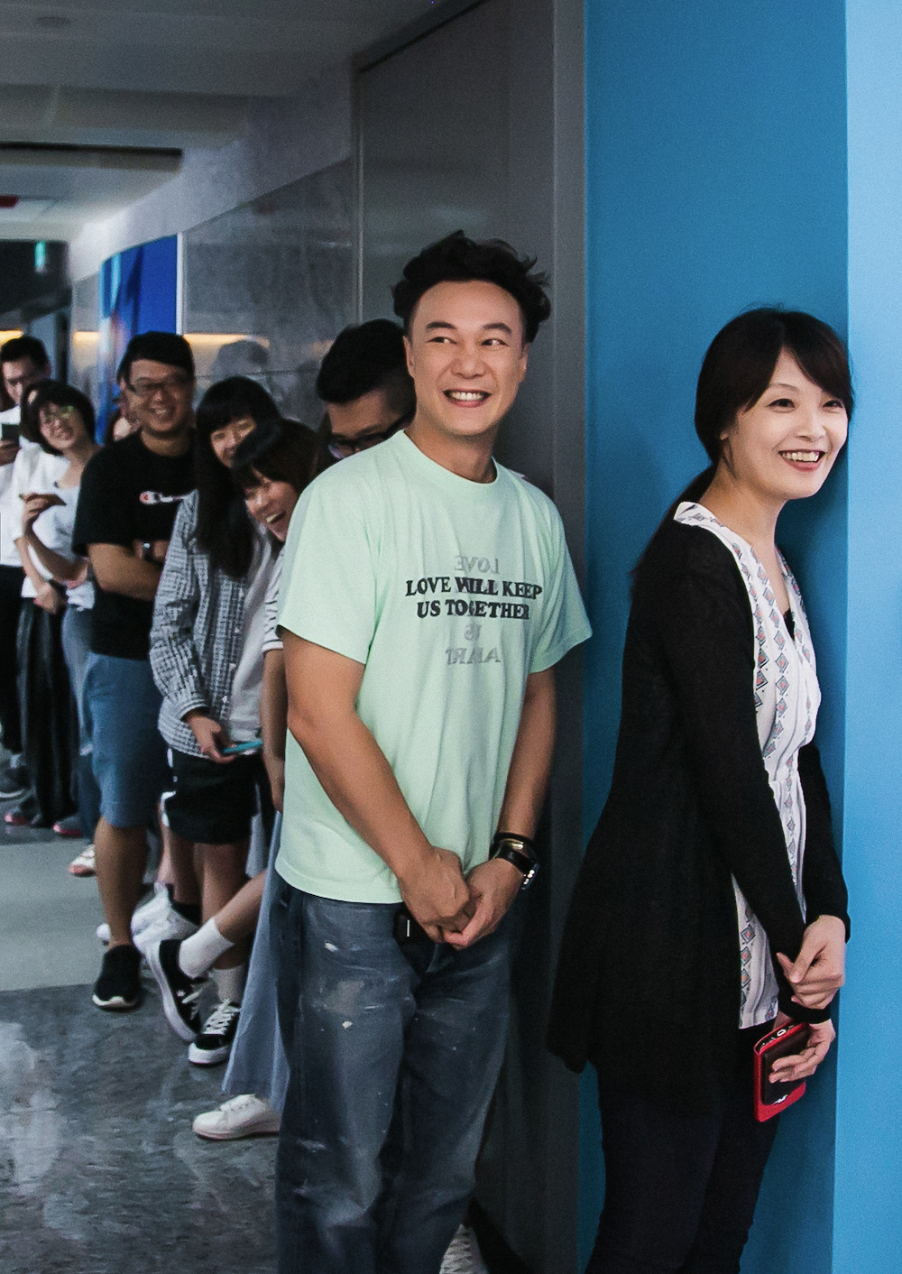 陳奕迅逗趣跟著排隊點餐,還故意插隊說:「我不懂規矩。」(KKBOX提供)