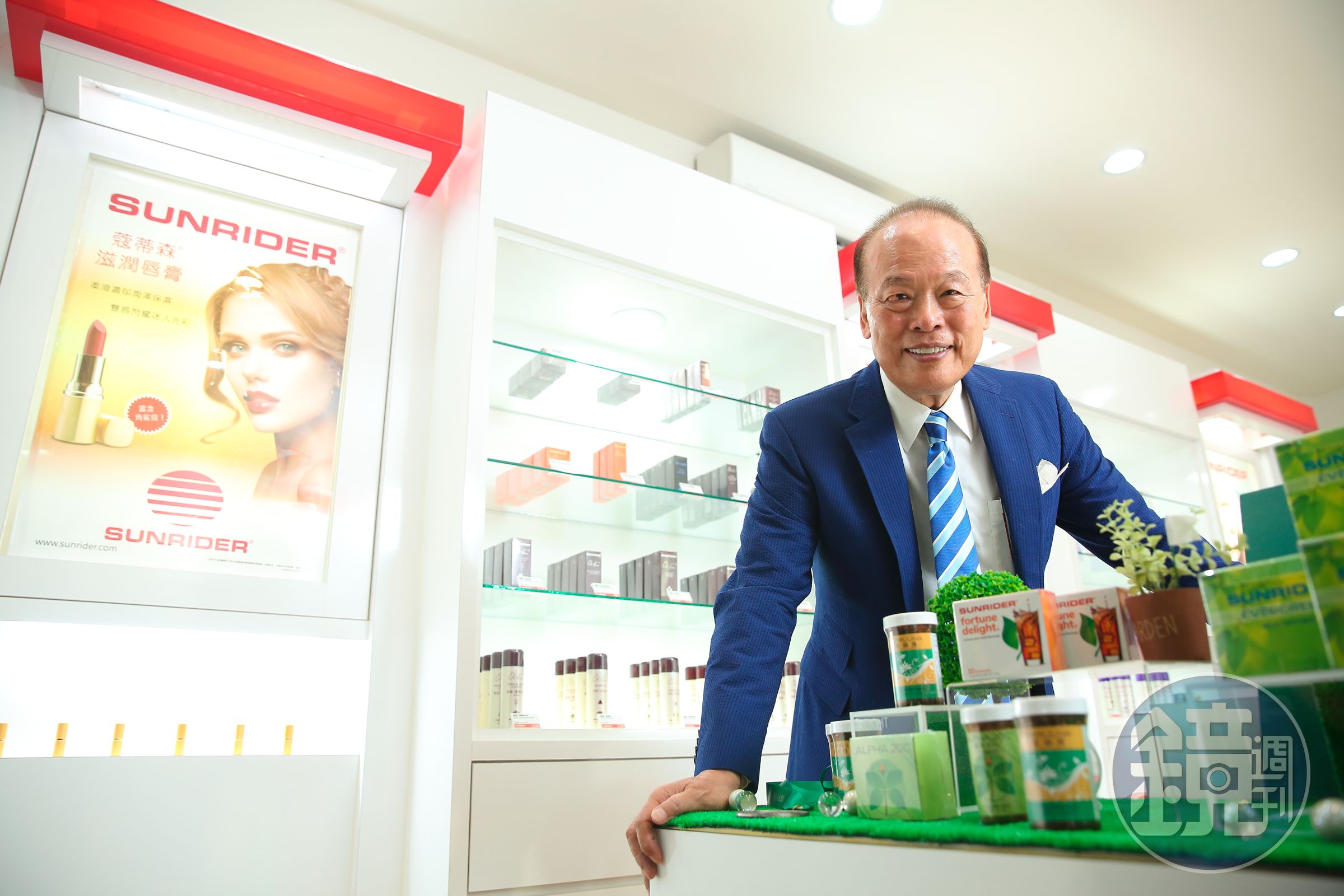 陳得福靠創立草本保健食品為主的仙妮蕾德直銷事業累積龐大財富，9年前將亞洲事業轉型為零售制，去年重返直銷行列，年營收達400億元。