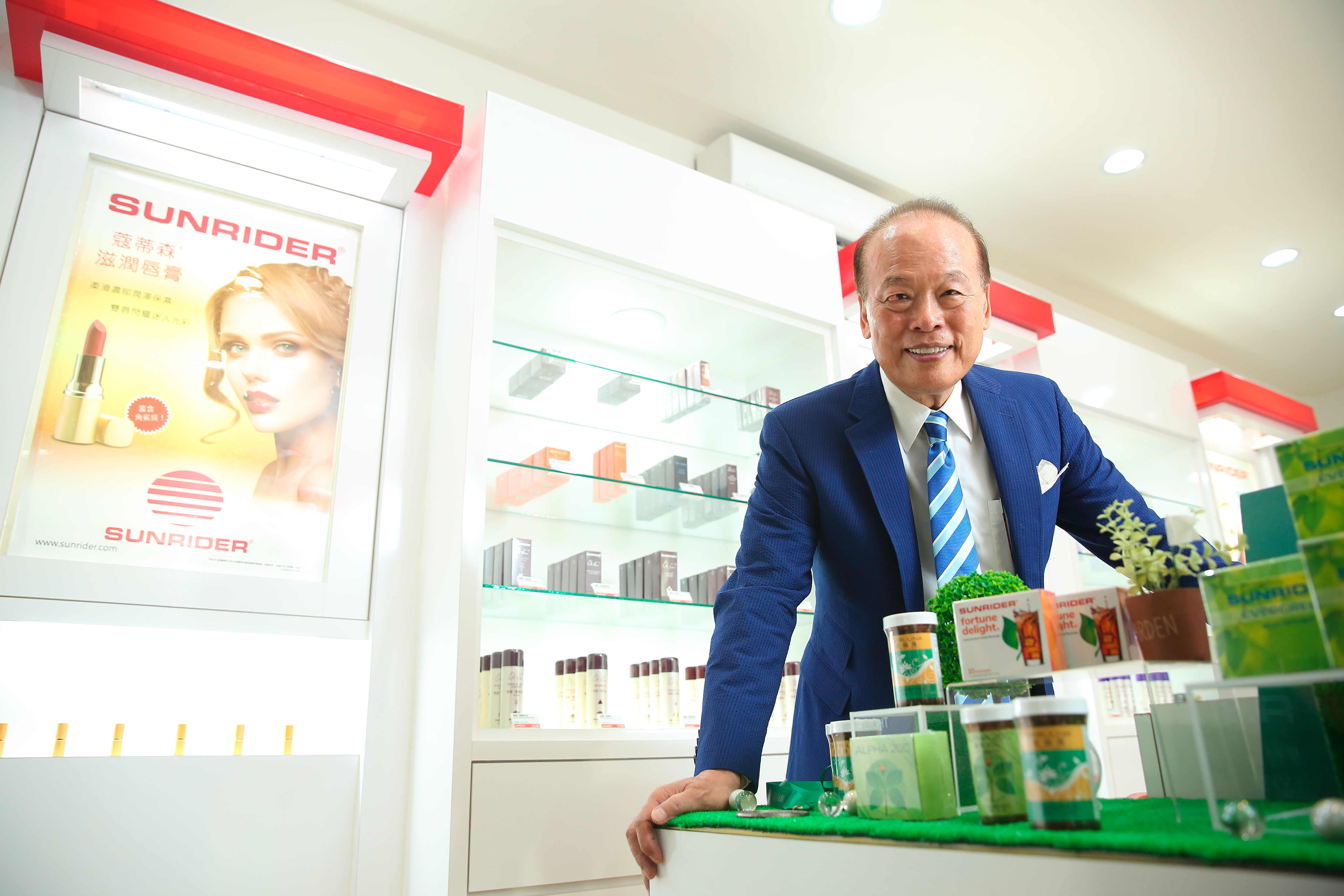 陳得福靠創立草本保健食品為主的仙妮蕾德直銷事業累積龐大財富，9年前將亞洲事業轉型為零售制，去年重返直銷行列，年營收達400億元。