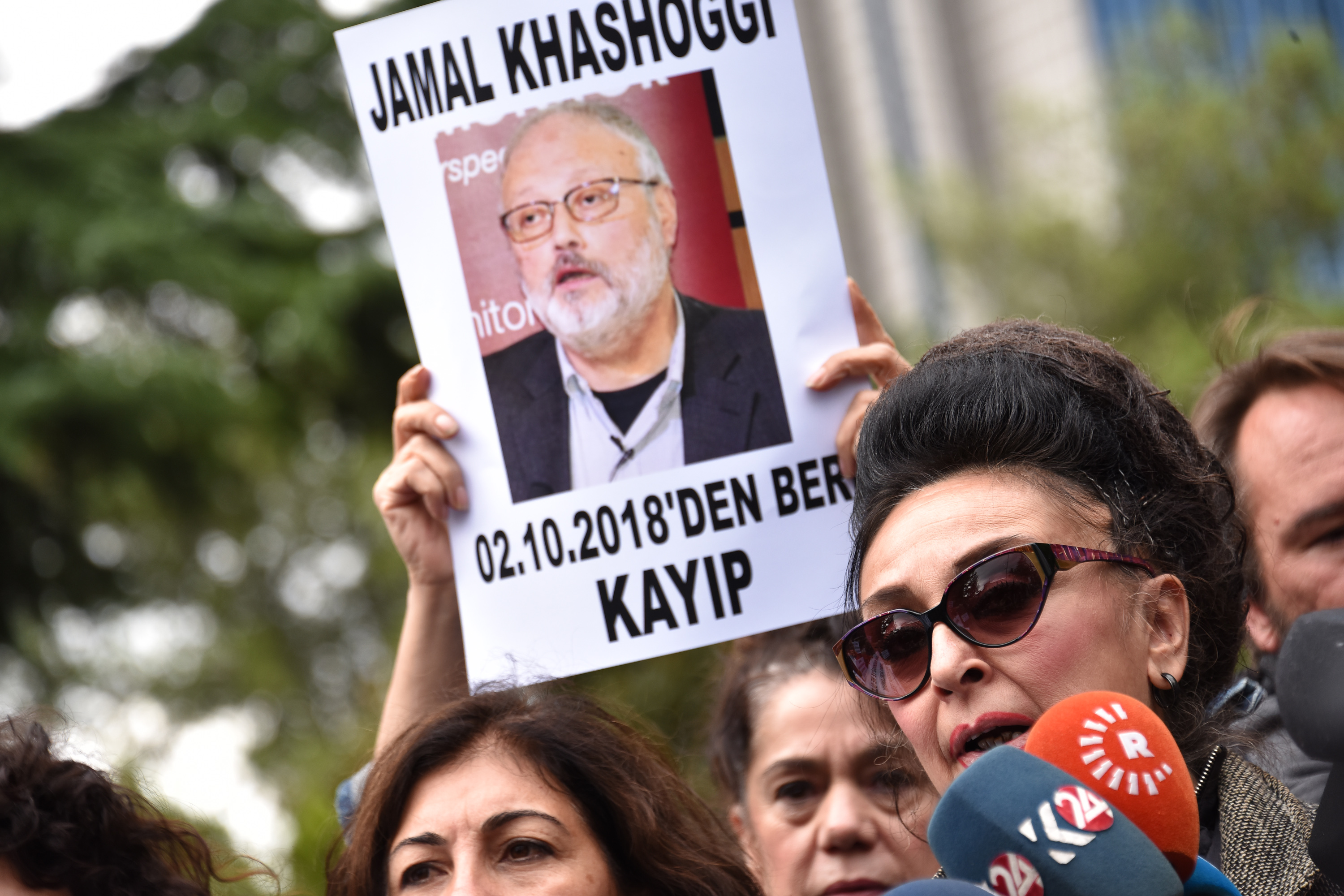 沙烏地阿拉伯記者哈紹吉（Jamal Khashoggi）為申請離婚文件步入沙國駐伊斯坦堡領事館後，便沒有再走出來，外傳他已在領事館內被殺害，但領事館官員皆矢口否認。（東方IC）