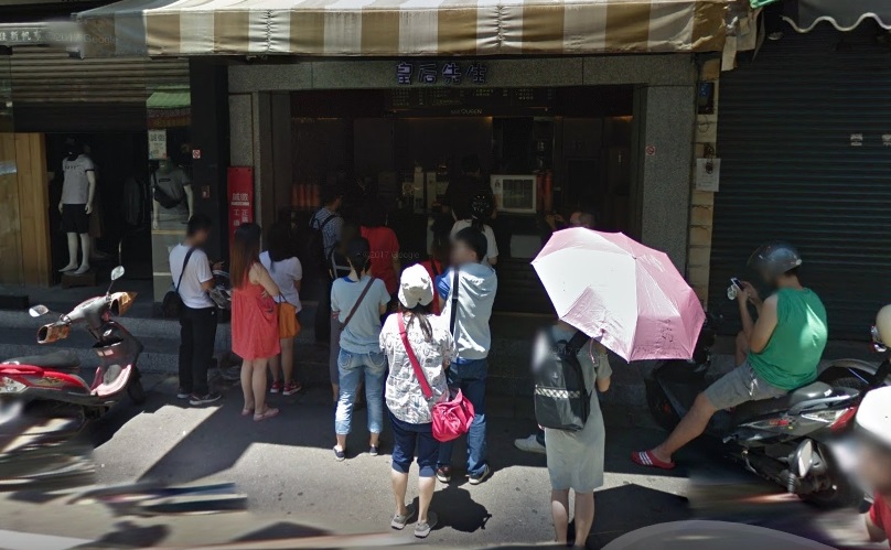 中原夜市知名手搖飲店「皇后先生」陪伴許多桃園中壢人長大，網友不捨再也喝不到了。（翻攝自Google Map）