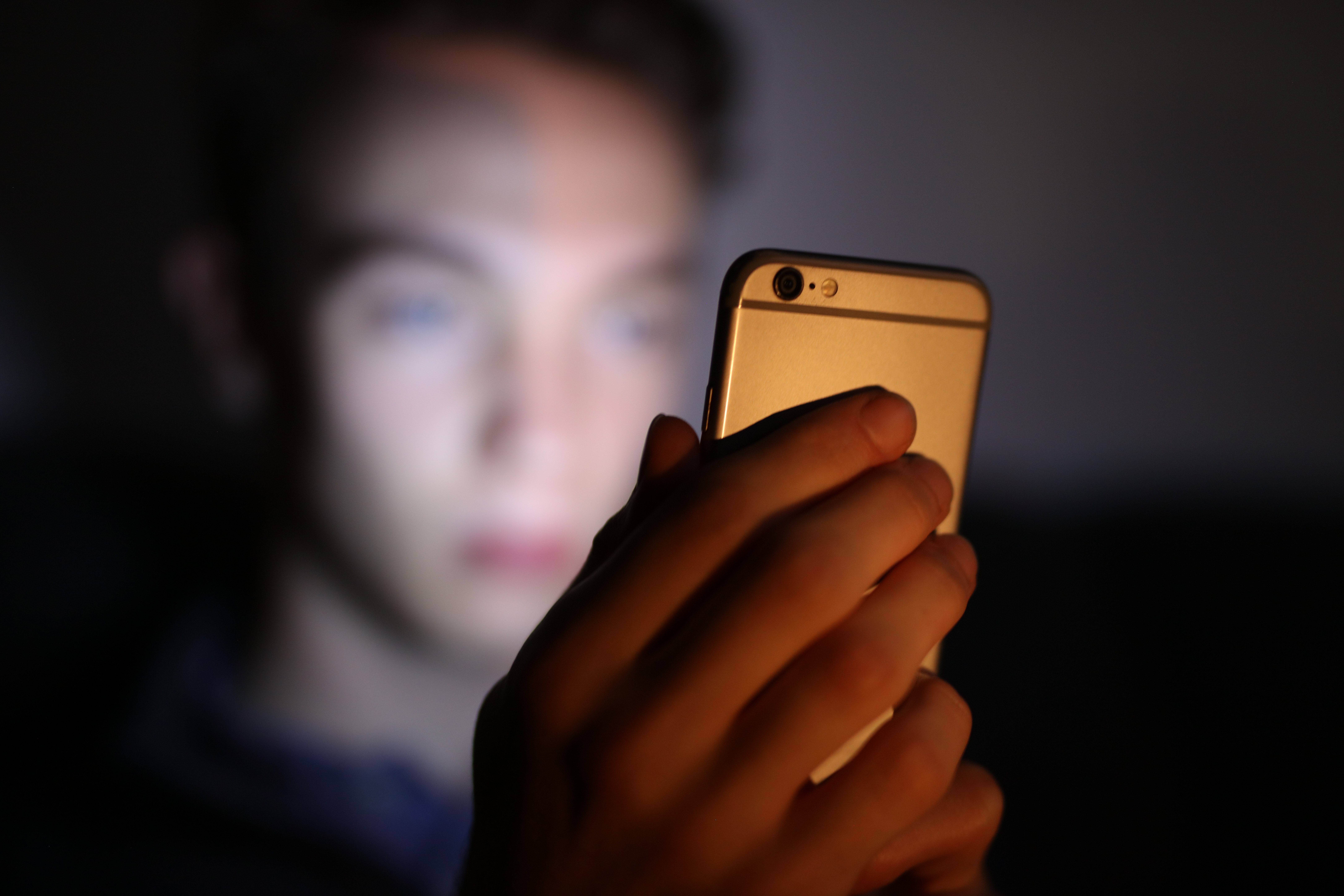 網路除了提供資訊，也是某些人焦慮的來源。（東方IC）