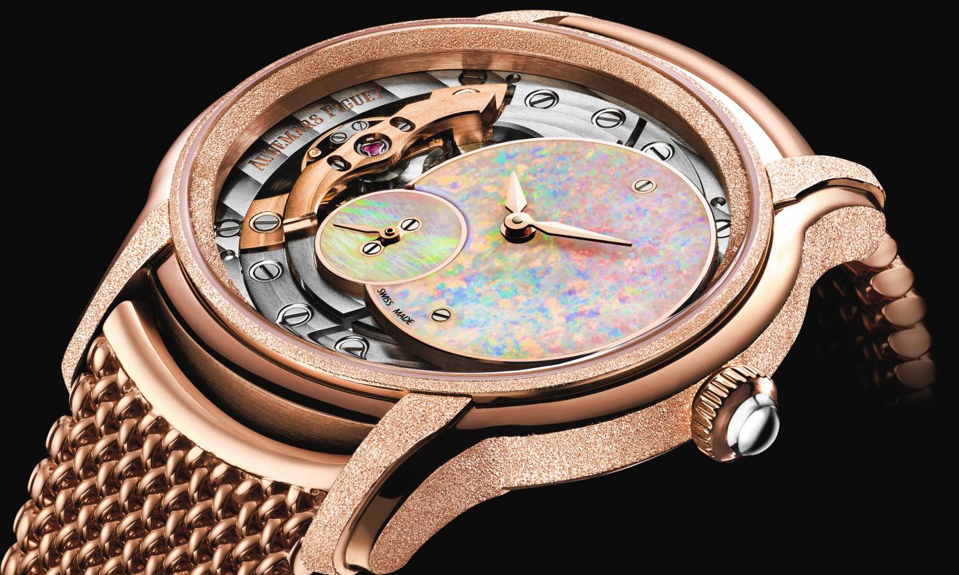 AP愛彼2018年全新千禧系列女錶，採用白色蛋白石面盤，波蘭式貴金屬編織鍊帶，附贈淺藍、黑二色鱷魚皮革錶帶；錶殼並採用霜金裝飾，讓錶殼更具層次；建議售價NT$1,695,000。