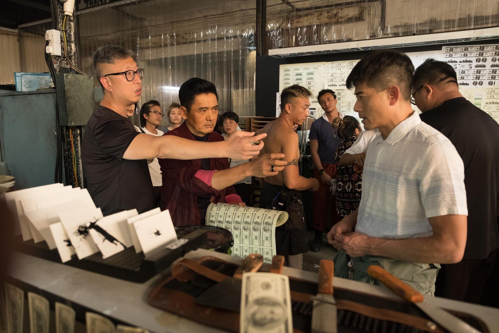 莊文強（前左起）編導、周潤發與郭富城主演的《無雙》逼真呈現偽鈔製作過程。（双喜電影提供）