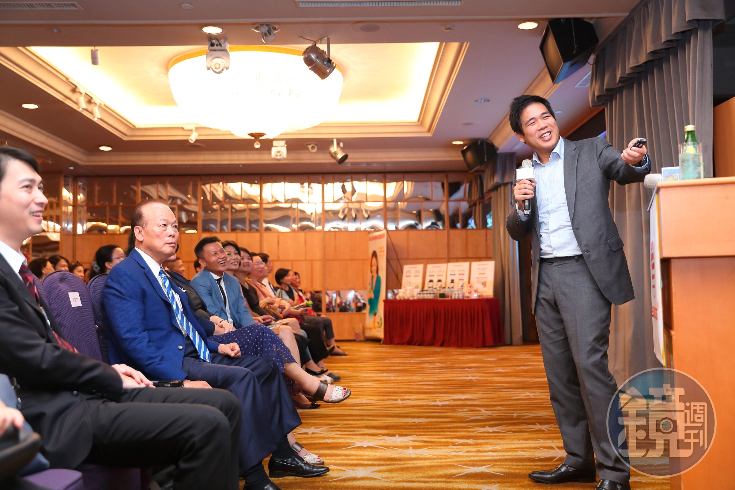 陳得福每次到各國舉辦創業說明會時，都會輪流帶5個孩子出席，此行陪同的是排行老四的陳冠傑（右），他負責管理洛杉磯總部廠房，是生產製造部副總裁。