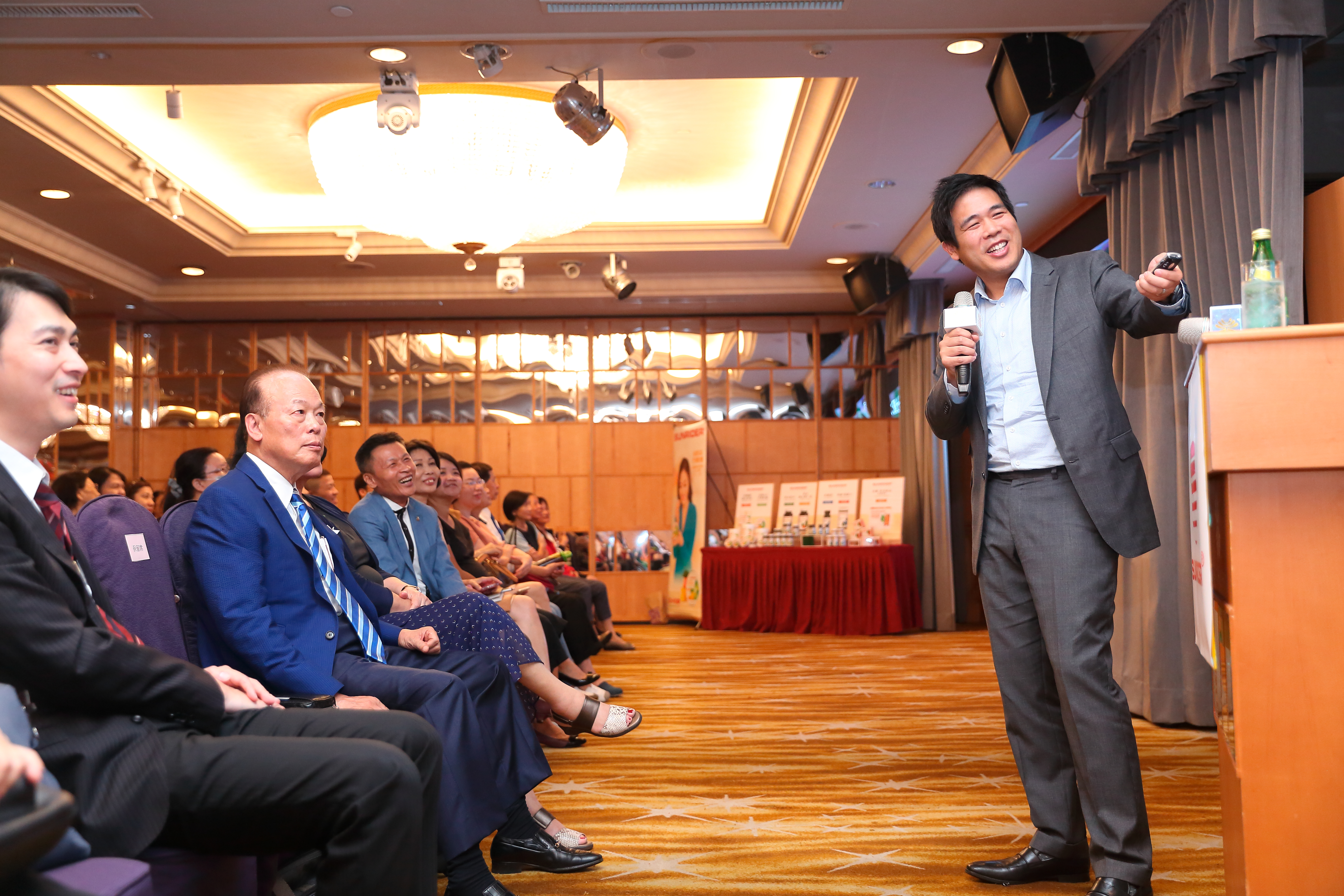 陳得福每次到各國舉辦創業說明會時，都會輪流帶5個孩子出席，此行陪同的是排行老四的陳冠傑（右），他負責管理洛杉磯總部廠房，是生產製造部副總裁。