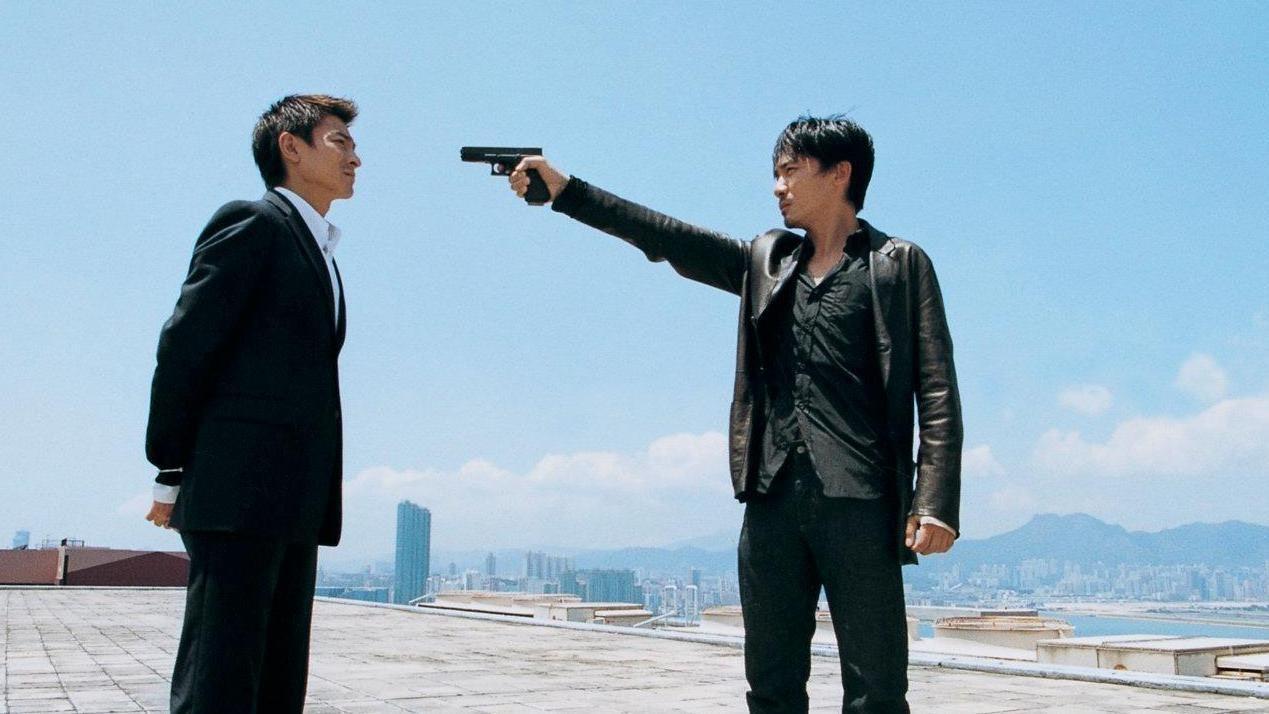 梁朝偉（右）與劉德華主演的《無間道》由麥兆輝與莊文強共同編劇。（翻攝自https://www.hk01.com）
