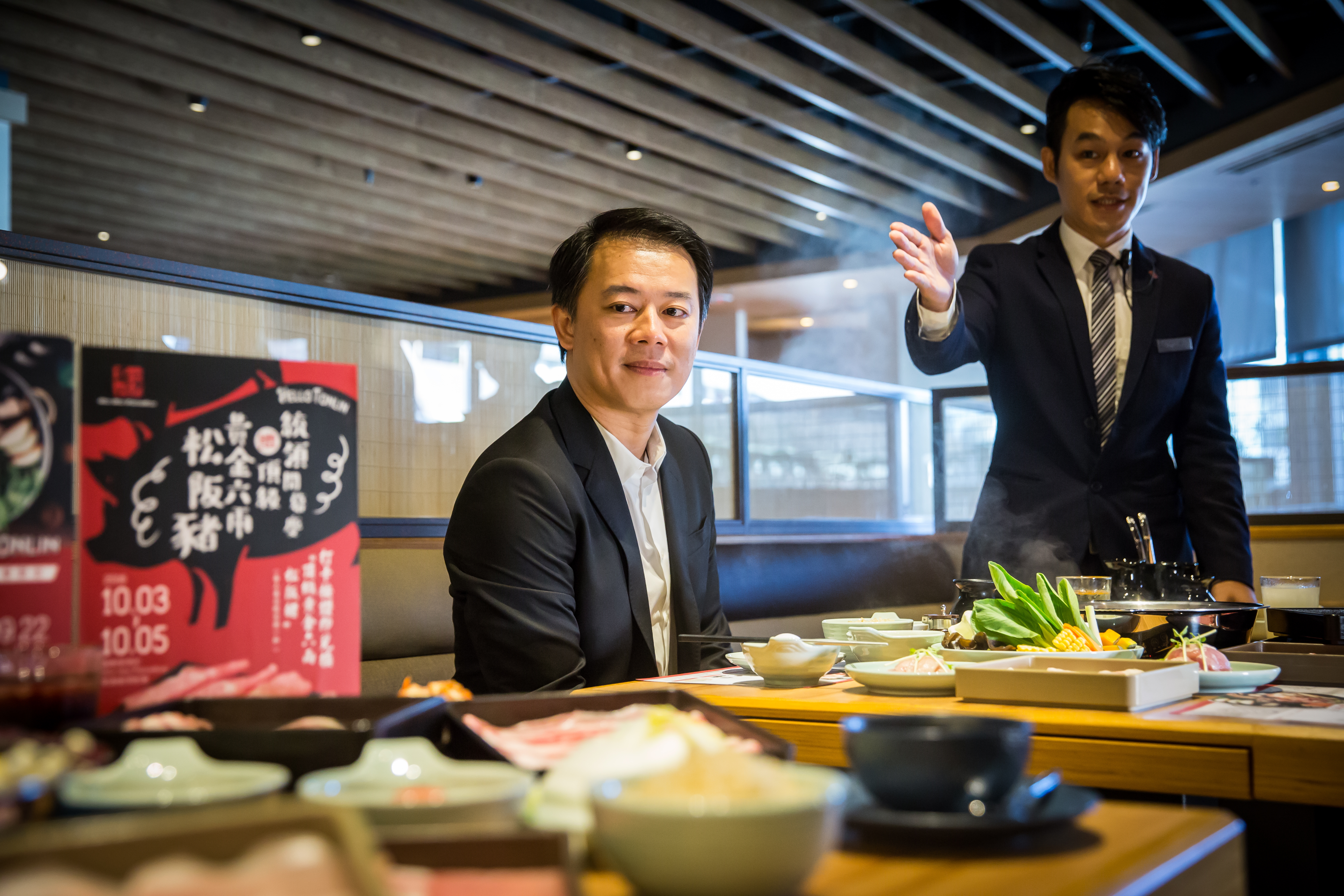 為增加客戶待在館內時間，翁華利（前）規劃餐飲品牌營收將達4成。