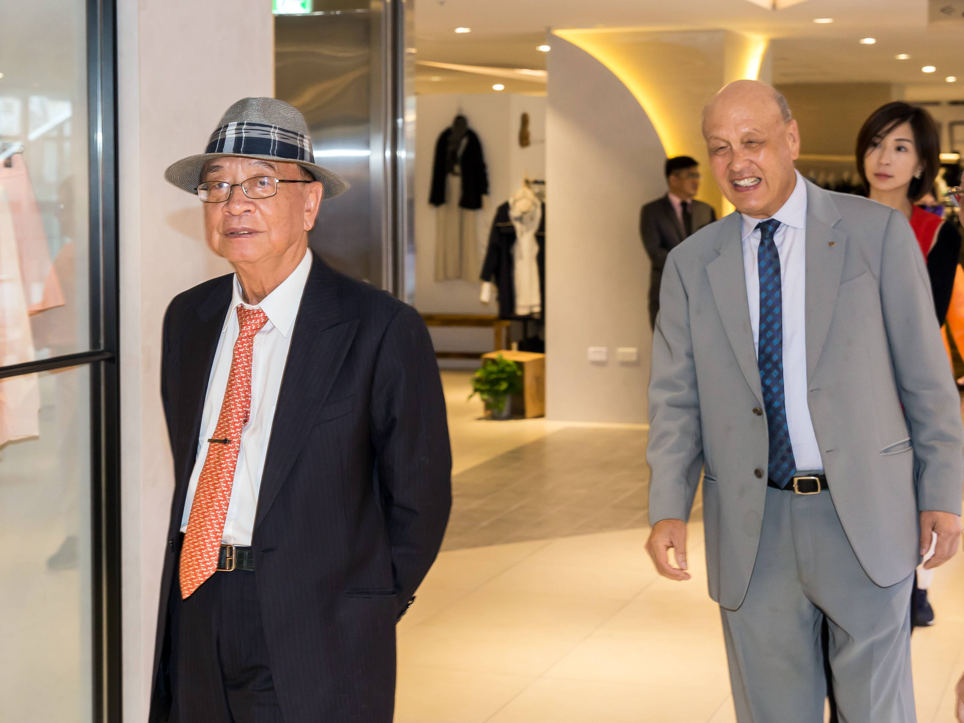 統領廣場重新開幕當天，創始股東王明德（右）也到場祝賀。左為開創統領事業的翁俊治。