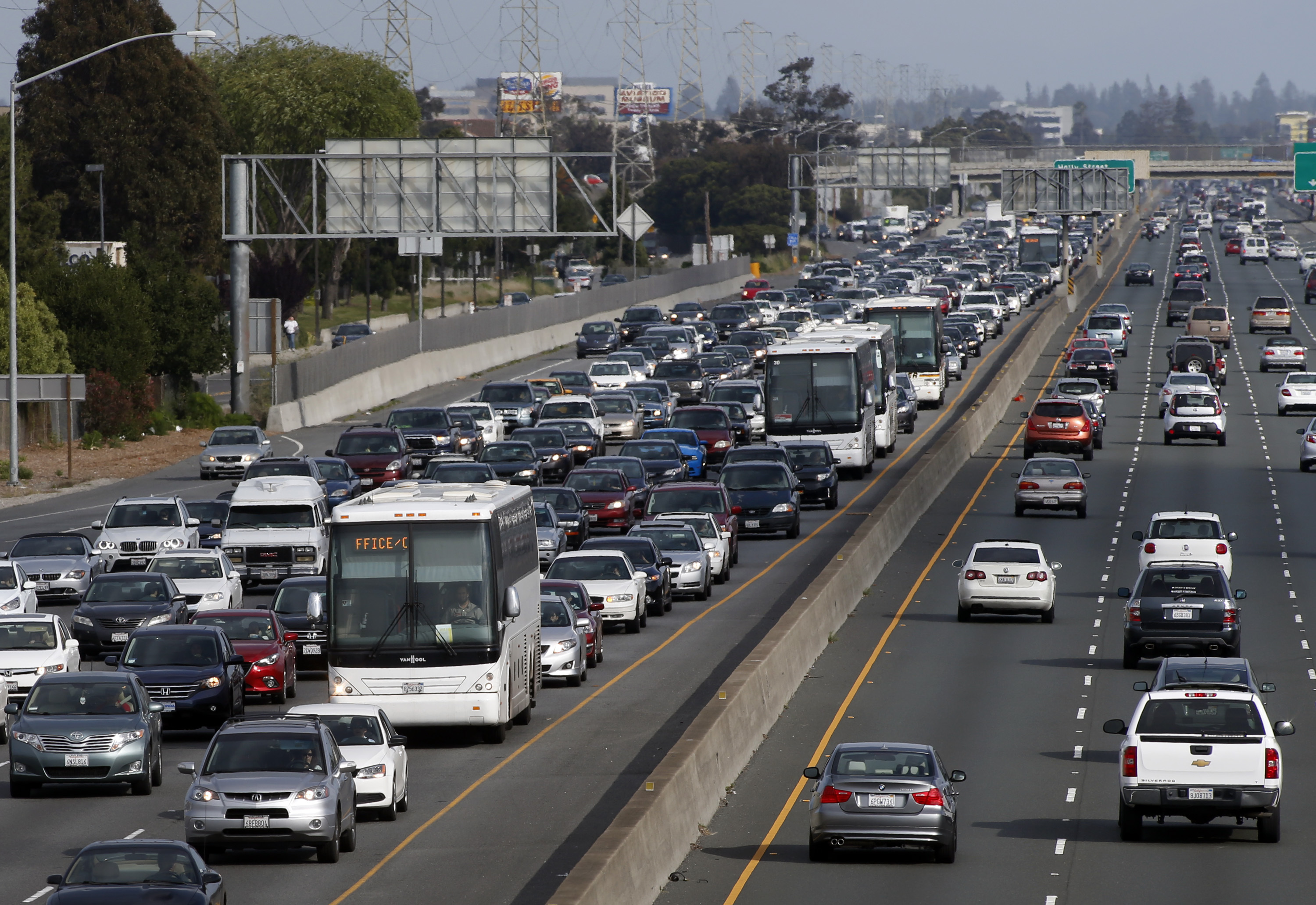 通勤在高科技事業雲集的美國加州矽谷已成嚴重的問題。（東方IC）
