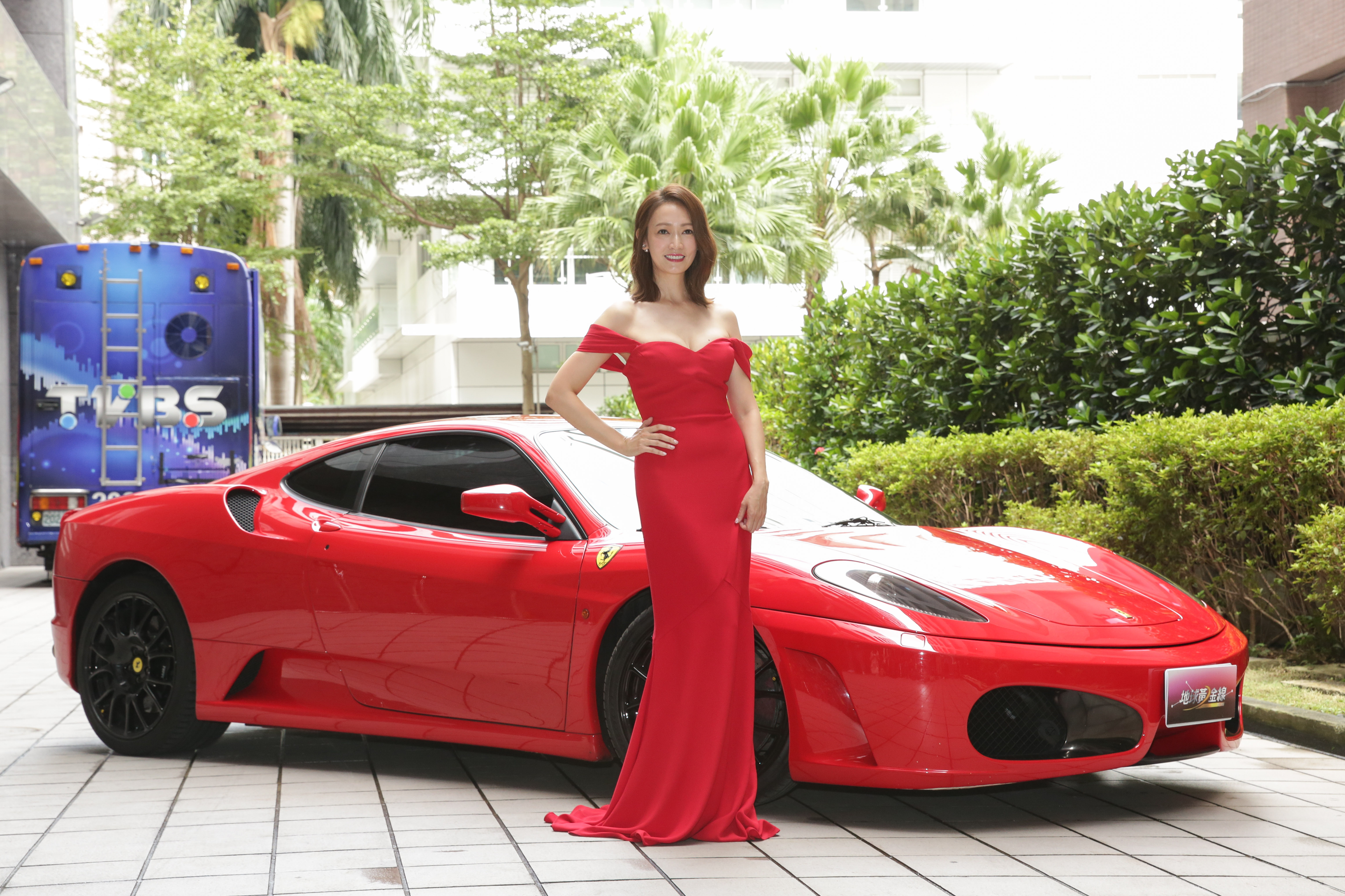 潘慧如出席記者會搭上千萬超跑，呈現香車配美人的境界。