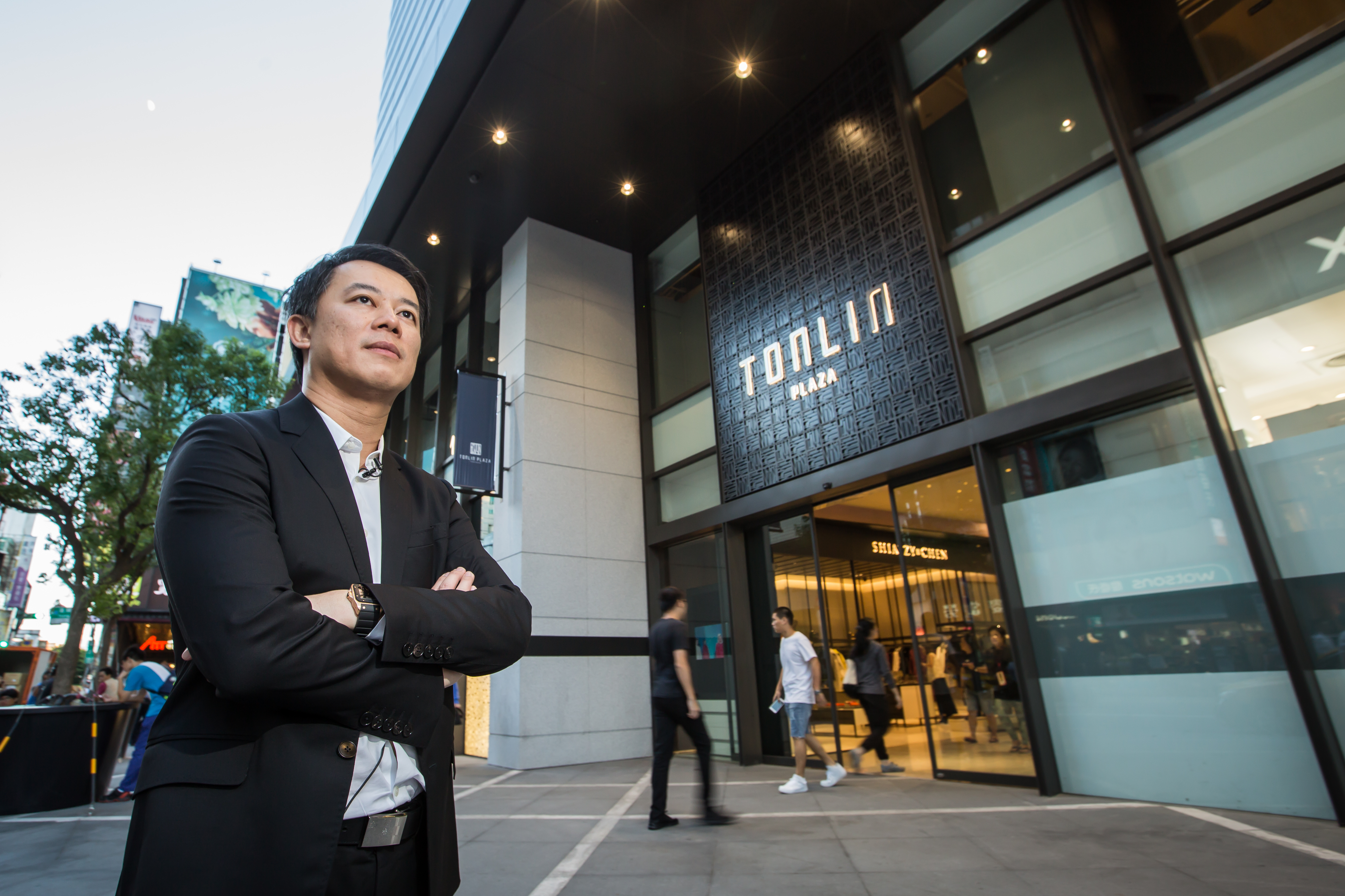 翁華利自父親翁俊治手中接下百貨事業，坦言壓力相當大。