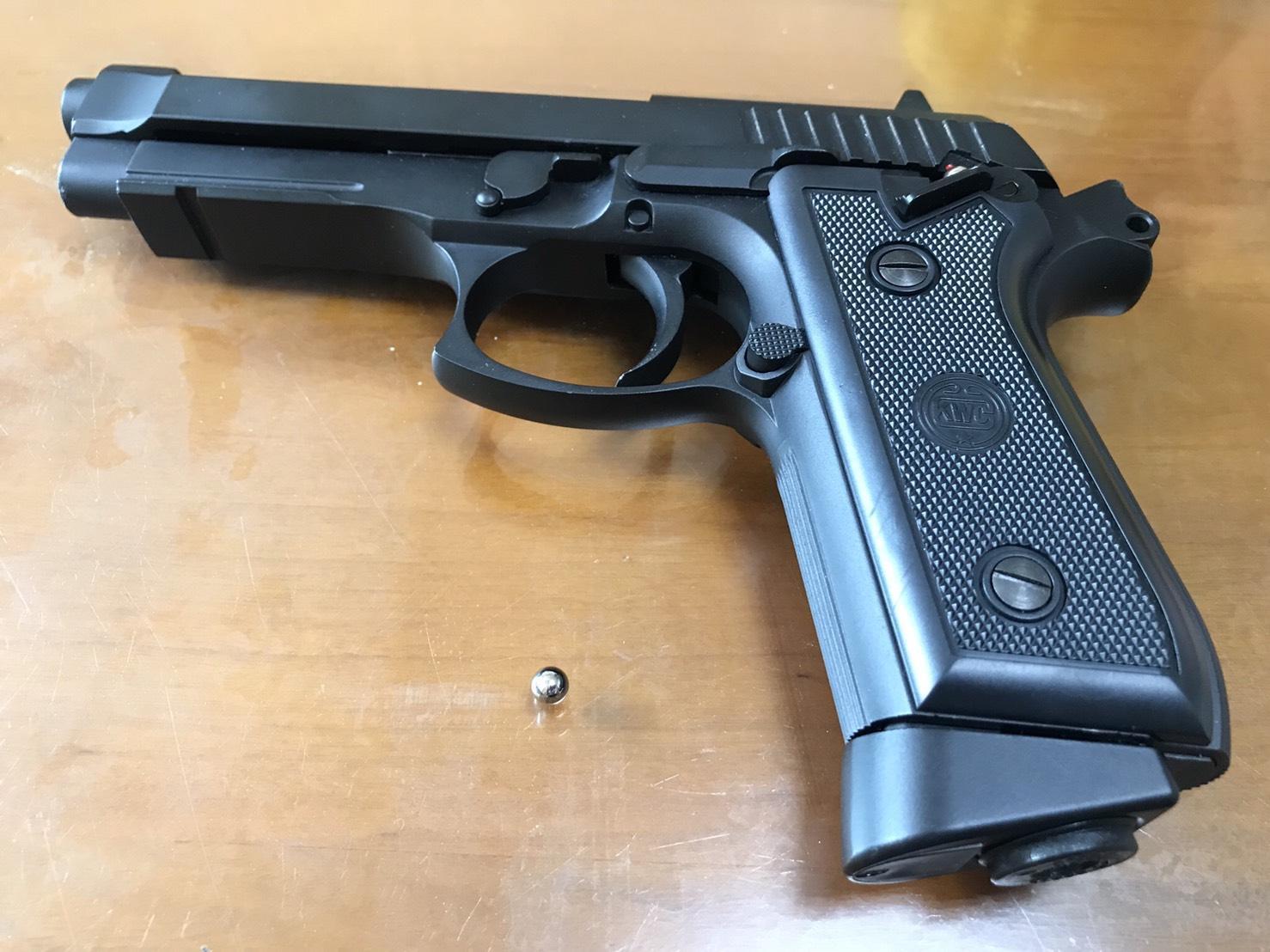 簡男持瓦斯槍射擊，害的一行人都進了警局。（翻攝畫面）