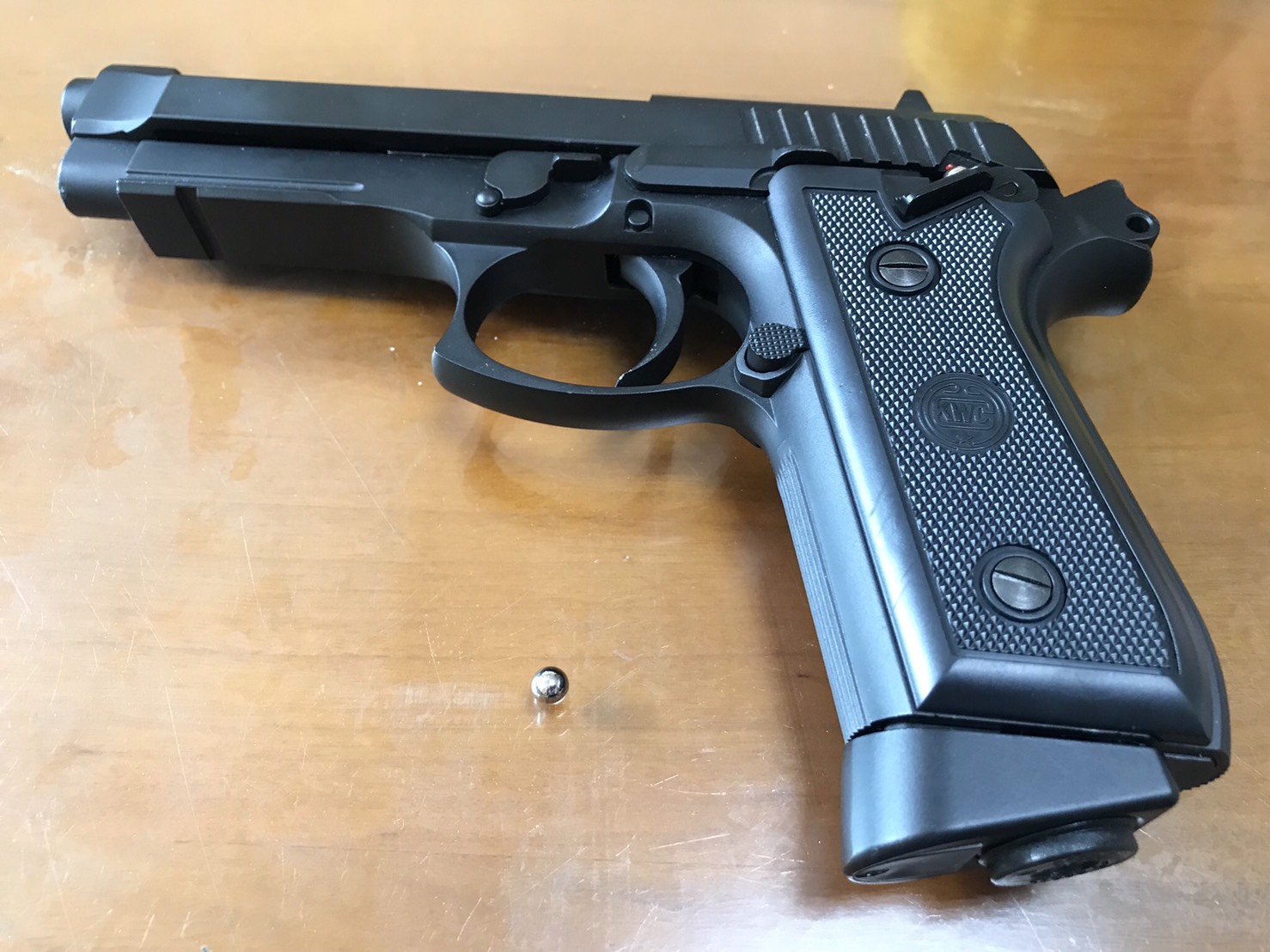 簡男持瓦斯槍射擊，害的一行人都進了警局。（翻攝畫面）