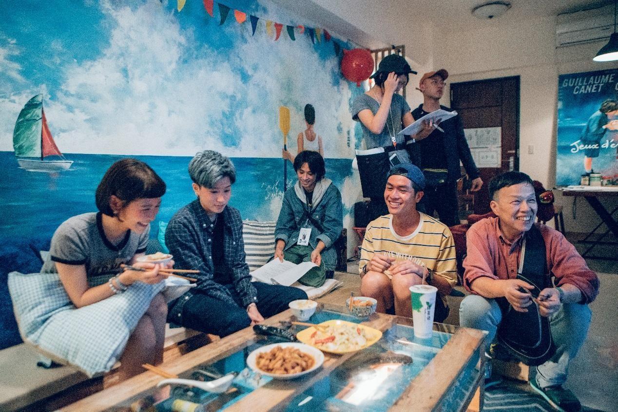 《20之後》描寫幾位高中死黨北上租屋求學,結識台北友人,大夥共同展開20歲對人生、性別、夢想的探索。左起:江沂宸、鄭靚歆;林孫煜豪(右二)、王小棣(右)。(公視提供)