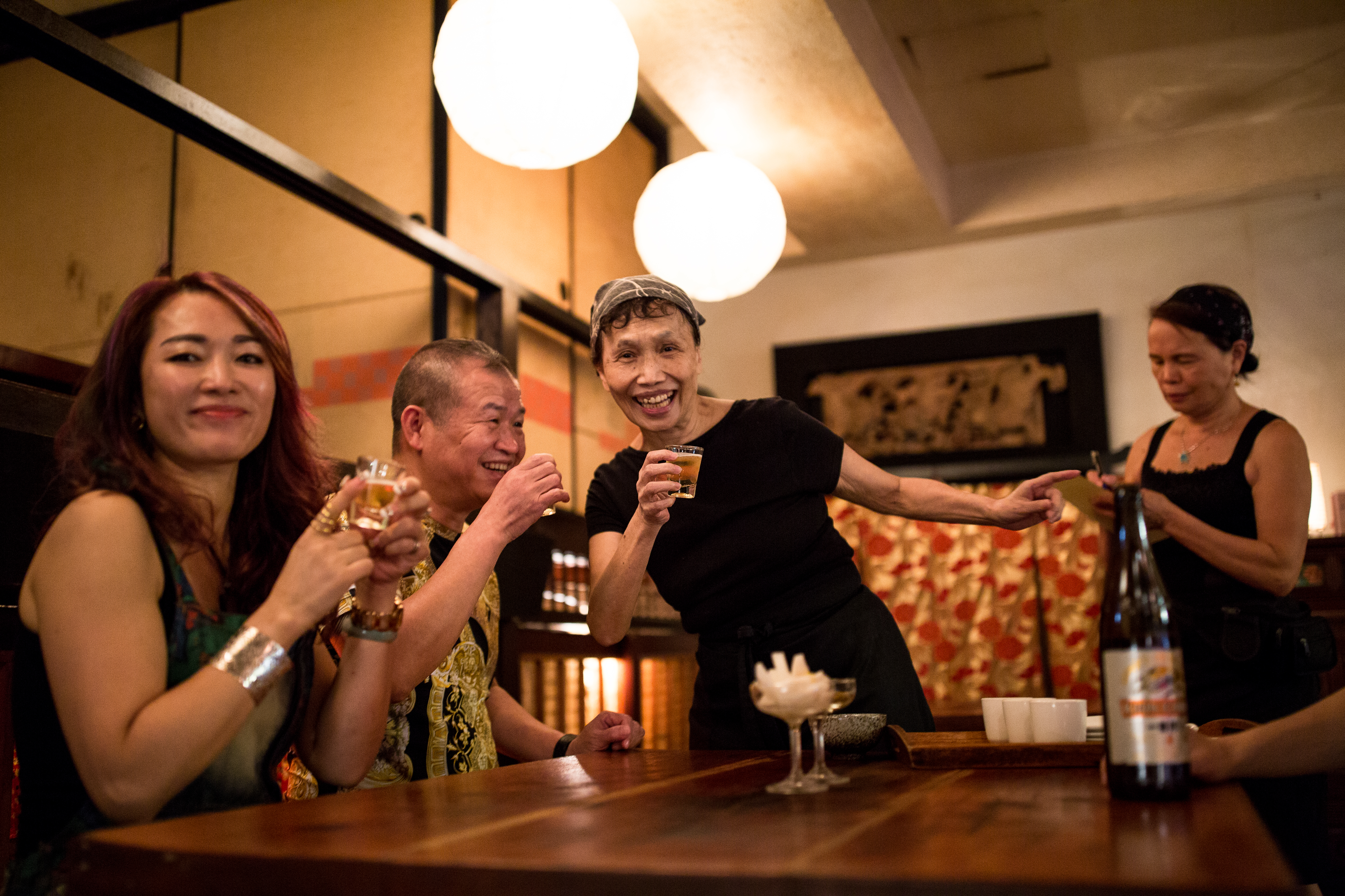 陳明琴（右二）自稱專長之一是「喝酒」，常用酒跟客人拉近距離。