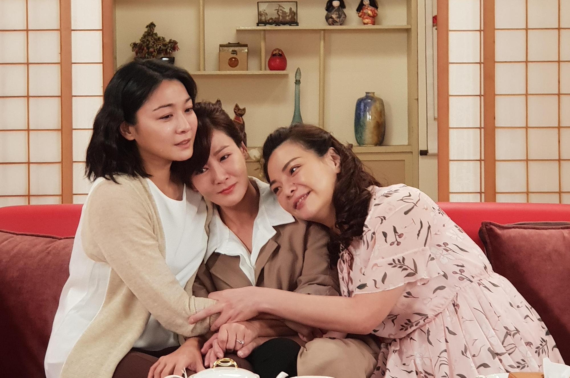 江祖平（左起）、邱琦雯、小甜甜在戲中情如姊妹。（艾迪昇傳播提供）