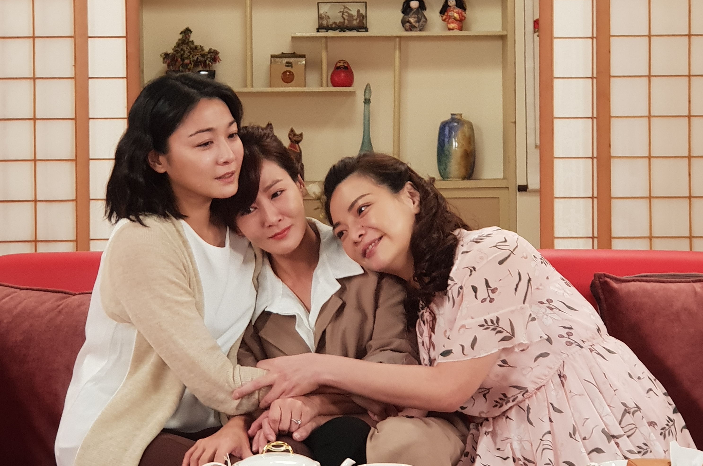 江祖平（左起）、邱琦雯、小甜甜在戲中情如姊妹。（艾迪昇傳播提供）