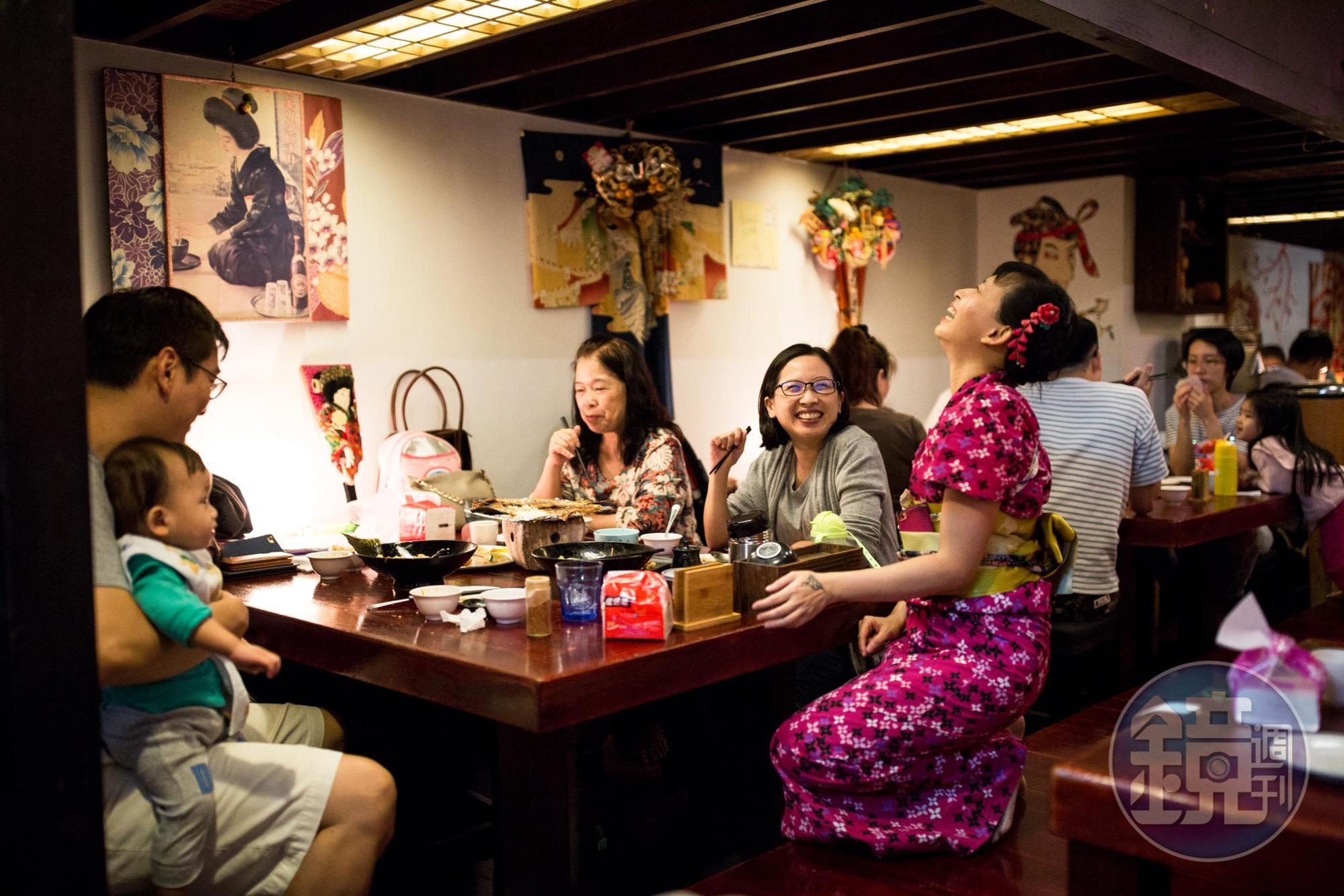 陳明琴女兒高嵐芸是小林英夫店長,身著招牌和服,逐桌和客人開心互動。