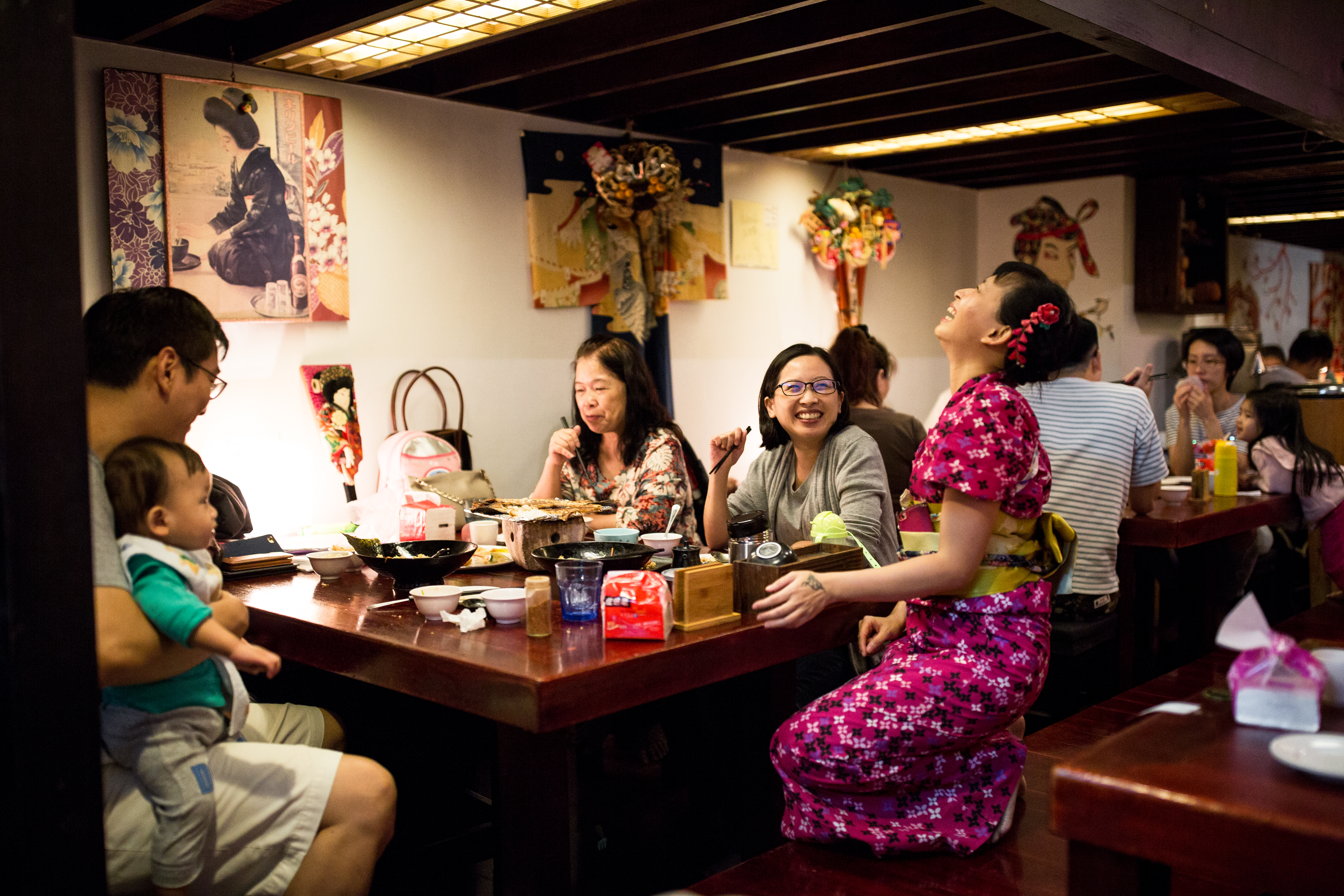 陳明琴女兒高嵐芸是小林英夫店長，身著招牌和服，逐桌和客人開心互動。