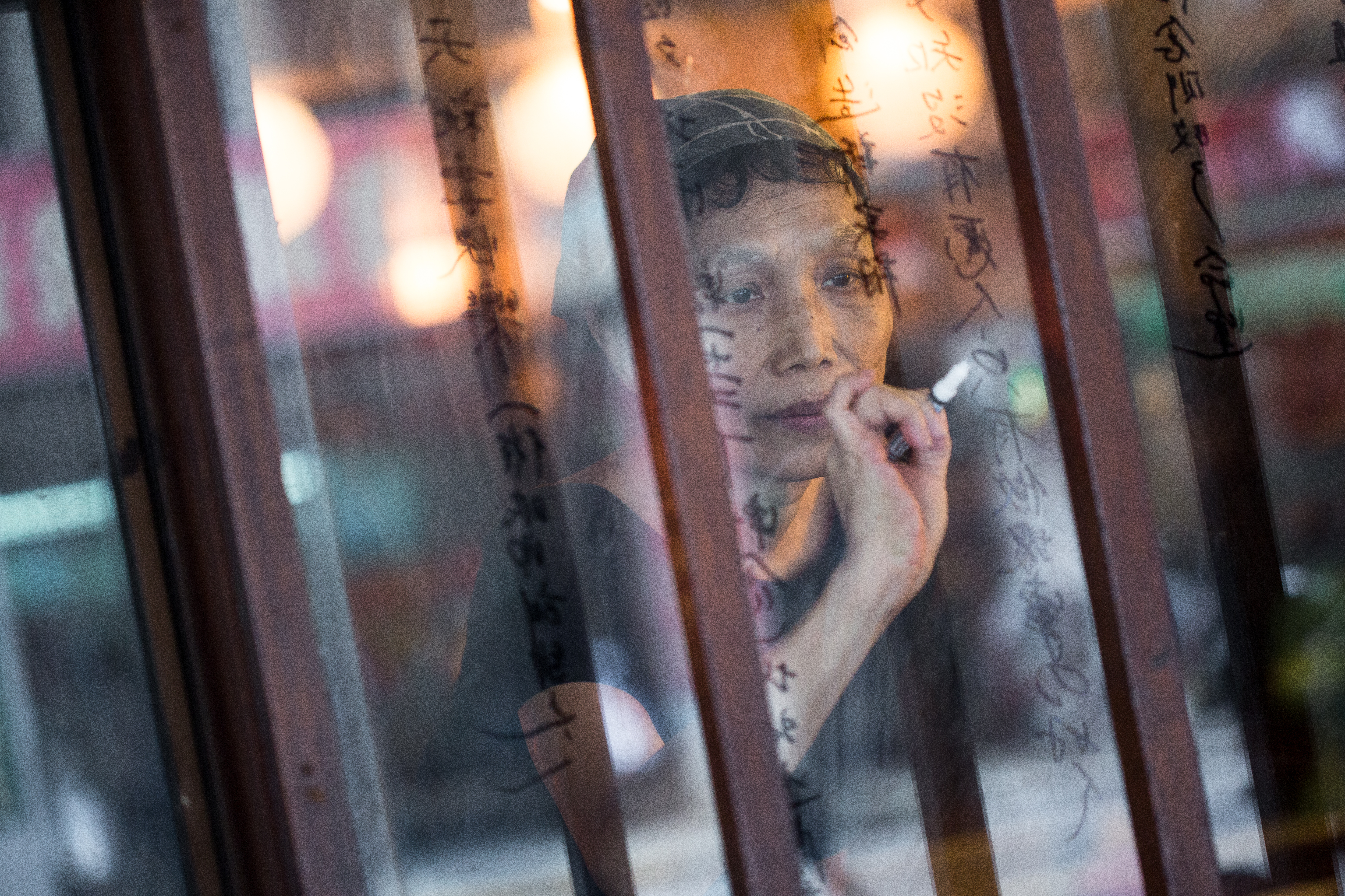 近年陳明琴迷上聆聽身心靈健康的有聲書，並在店門玻璃牆上書寫自己對人生的體悟。