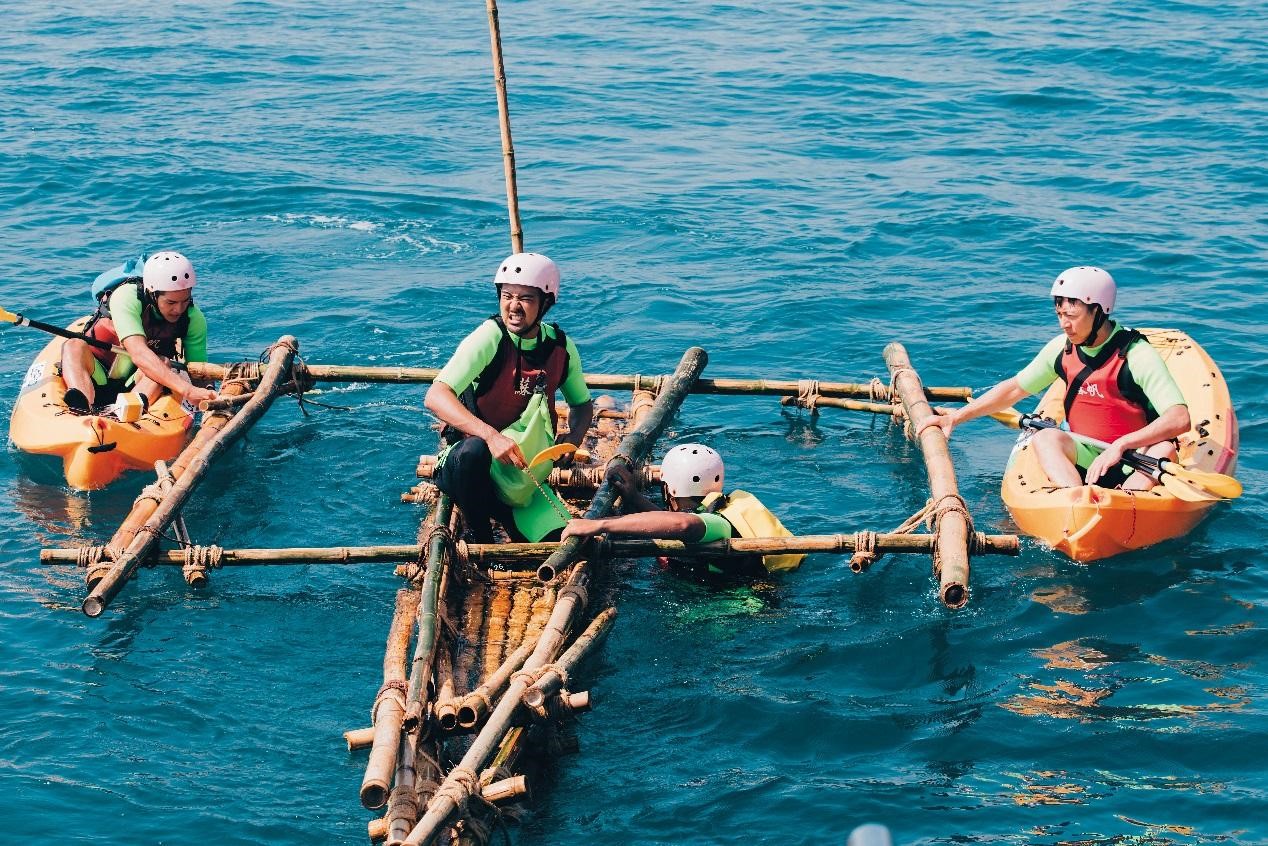 《20之後》片中有仿蘇達貞教授自製竹筏在海上航行的橋段。（公視提供）