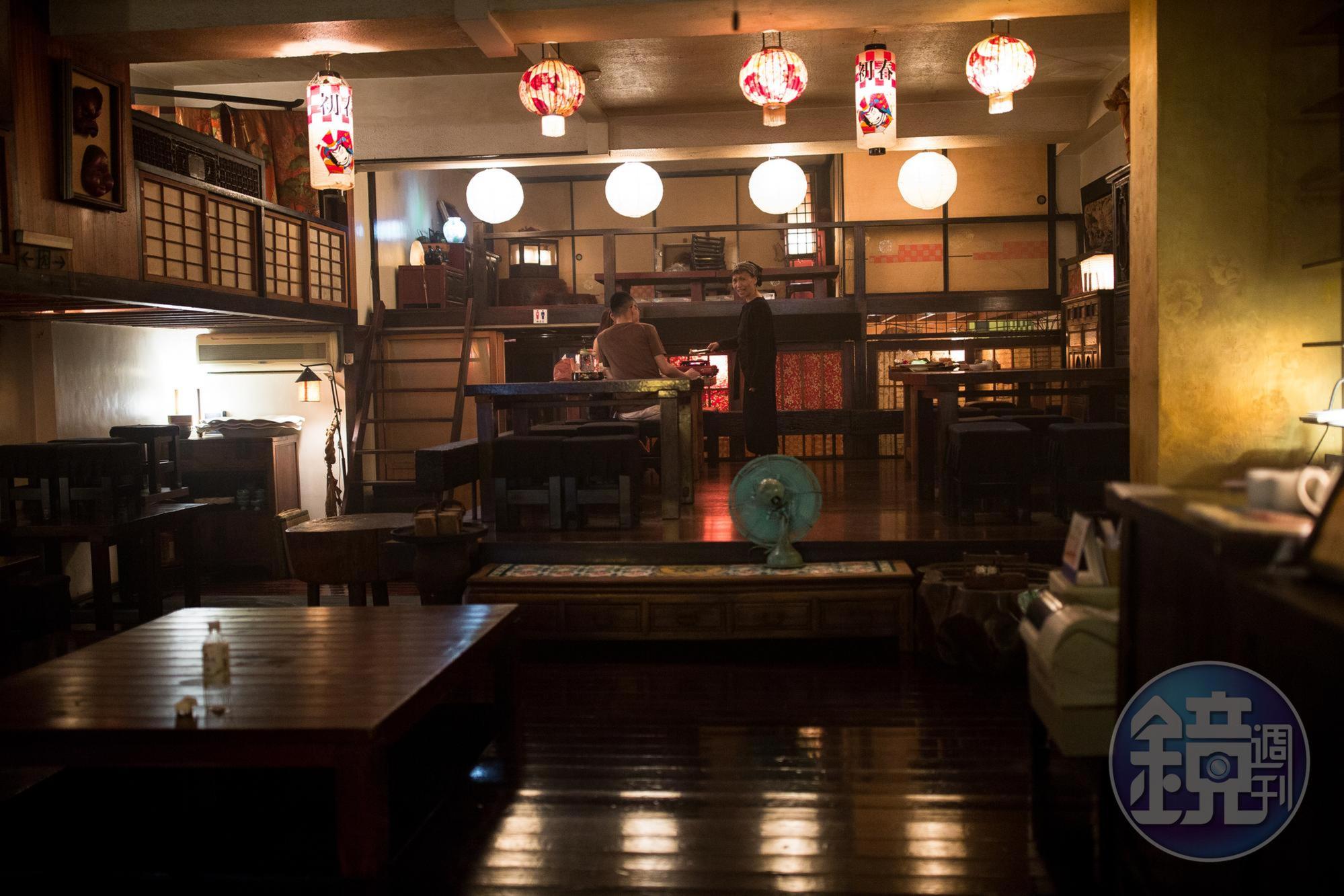 約30年前陳明琴以「葵屋」首創無菜單日本料理，豪邁不羈的經營風格延續到現今的「三十三間堂」，店內混搭日本元素、台灣老件，古色古香。