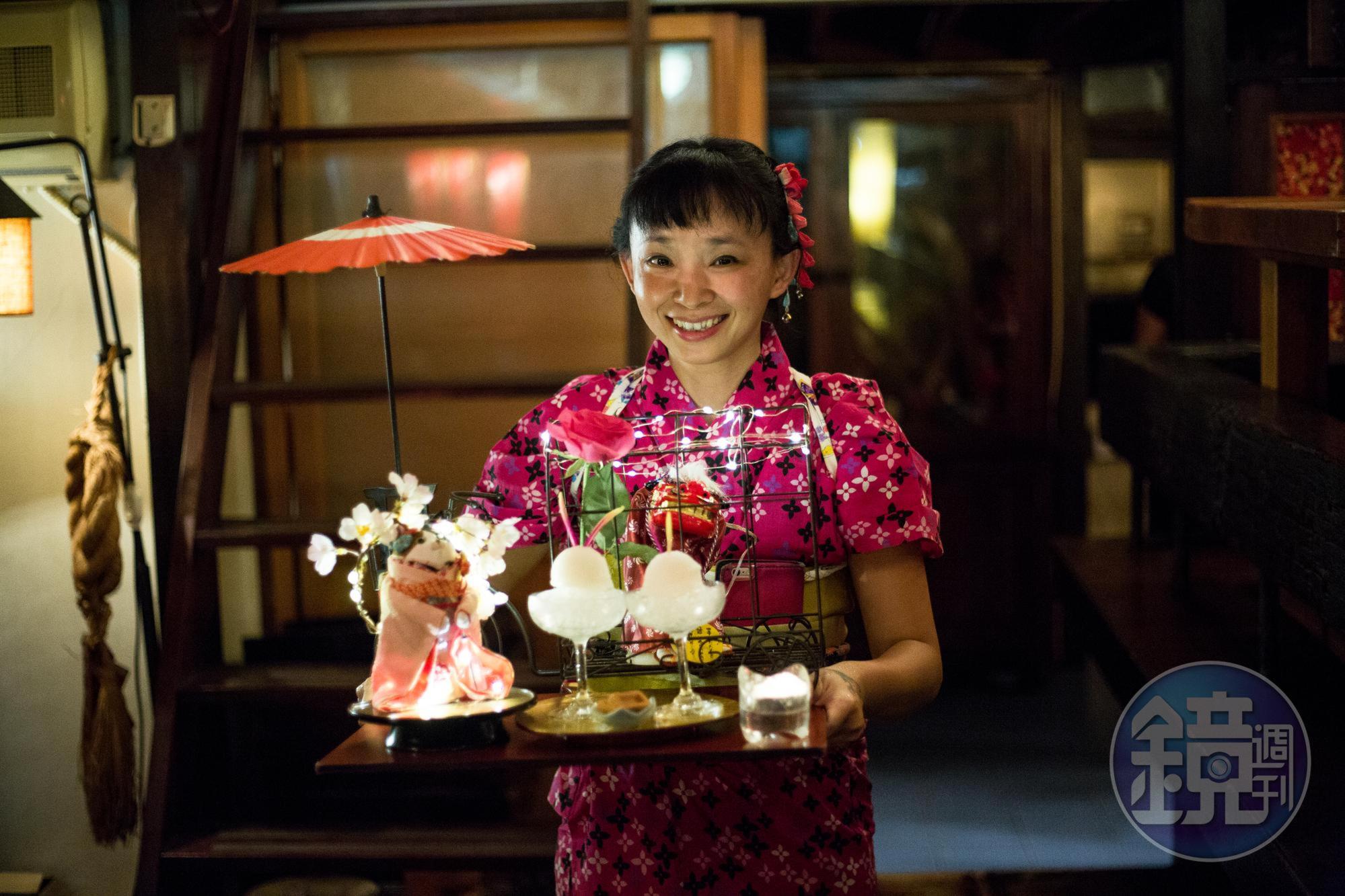 陳明琴女兒高嵐芸（右）身兼三十三間堂店員，為了慶祝結婚紀念日的客人精心設計甜點擺盤，盤上的獅子玩偶還會隨著歡快音樂輕鬆搖擺。