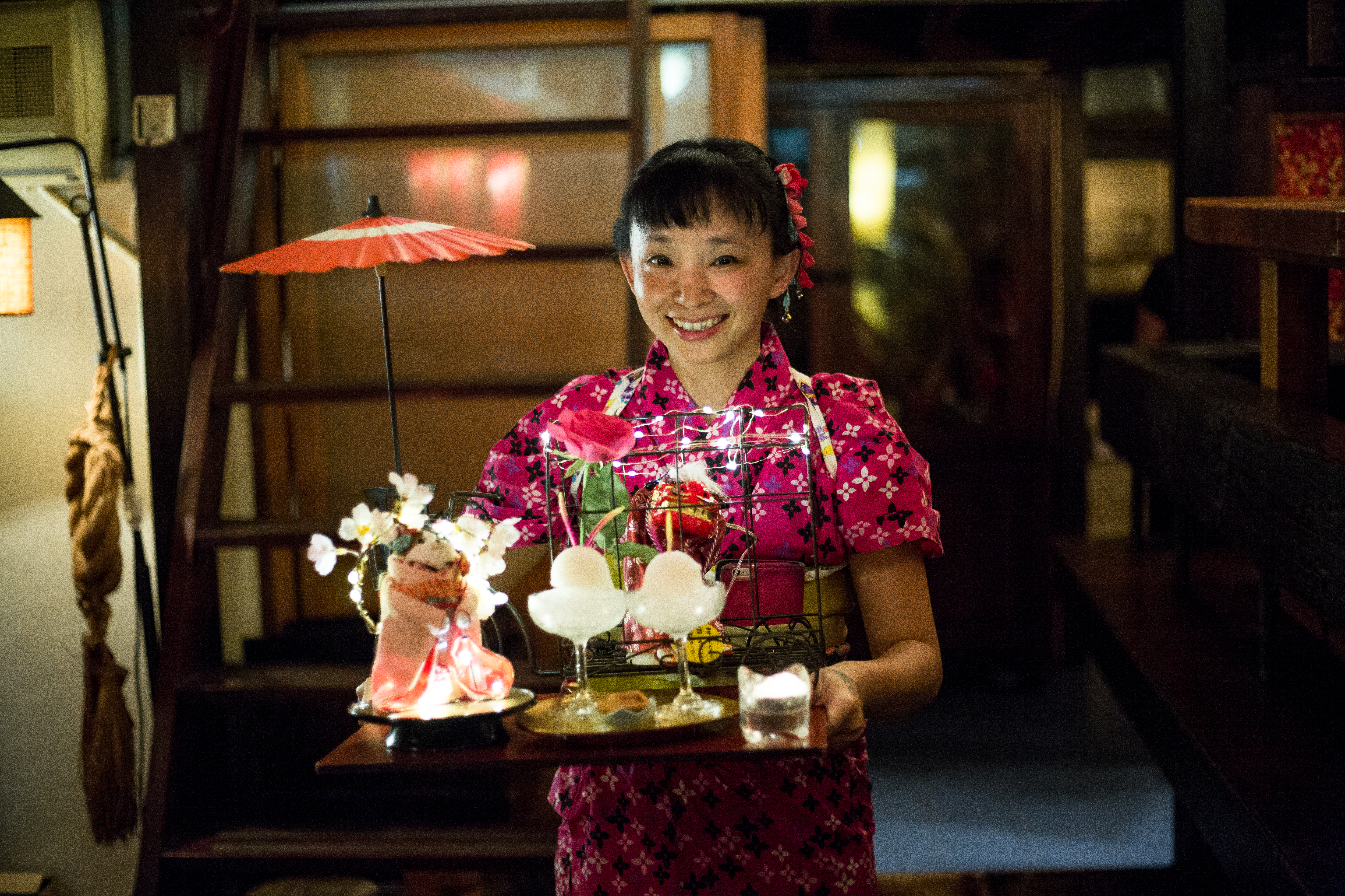 陳明琴女兒高嵐芸（右）身兼三十三間堂店員，為了慶祝結婚紀念日的客人精心設計甜點擺盤，盤上的獅子玩偶還會隨著歡快音樂輕鬆搖擺。