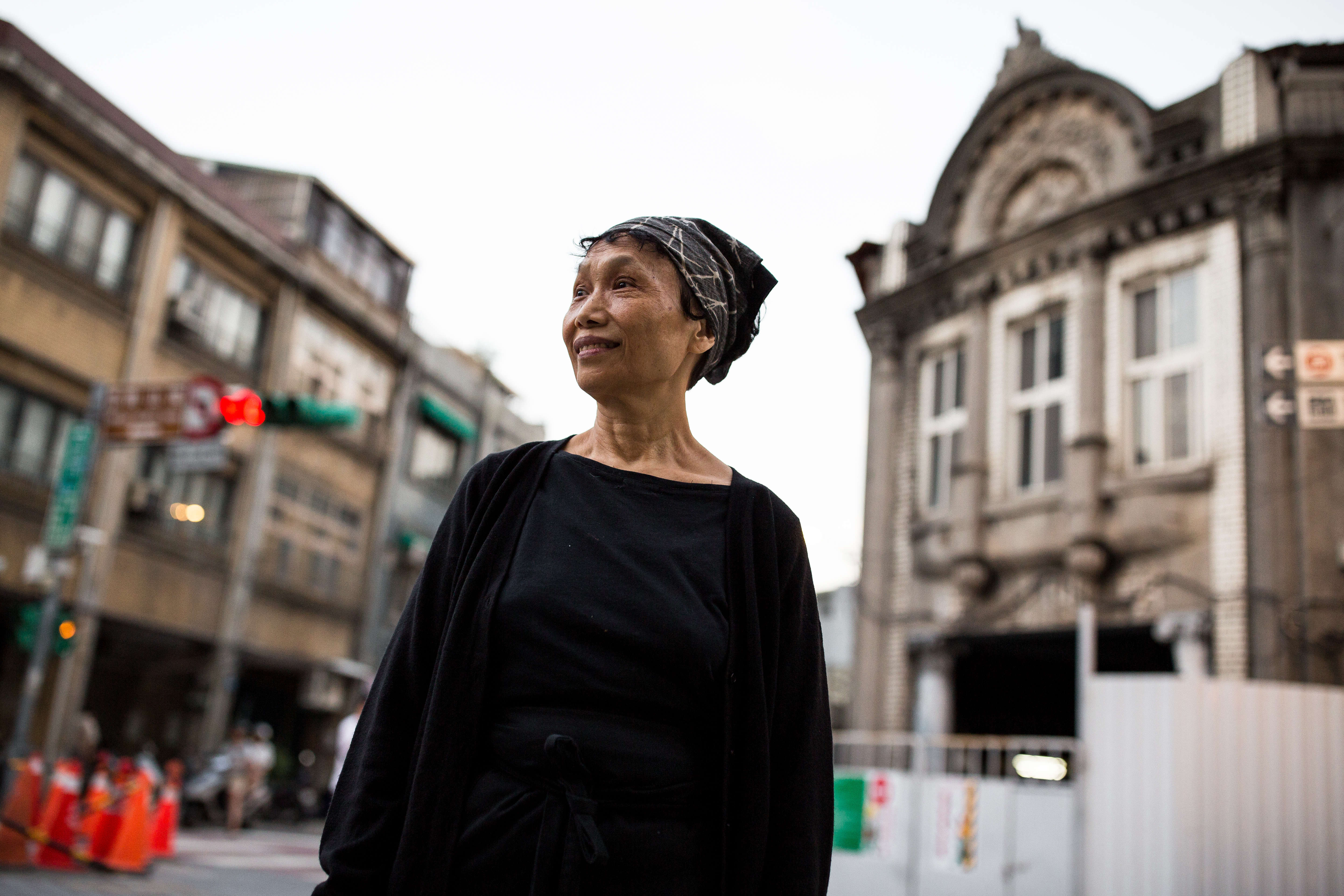 陳明琴為了投資從小開民宿的夢想，十幾年前賣掉葵屋舊址（後方）部分產權，未料卻是夢一場。