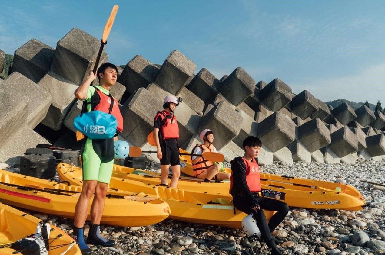 《20之後》年輕主角們胡釋安（左起）、葉慈毓、江沂宸、鄭靚歆準備出海。（公視提供）