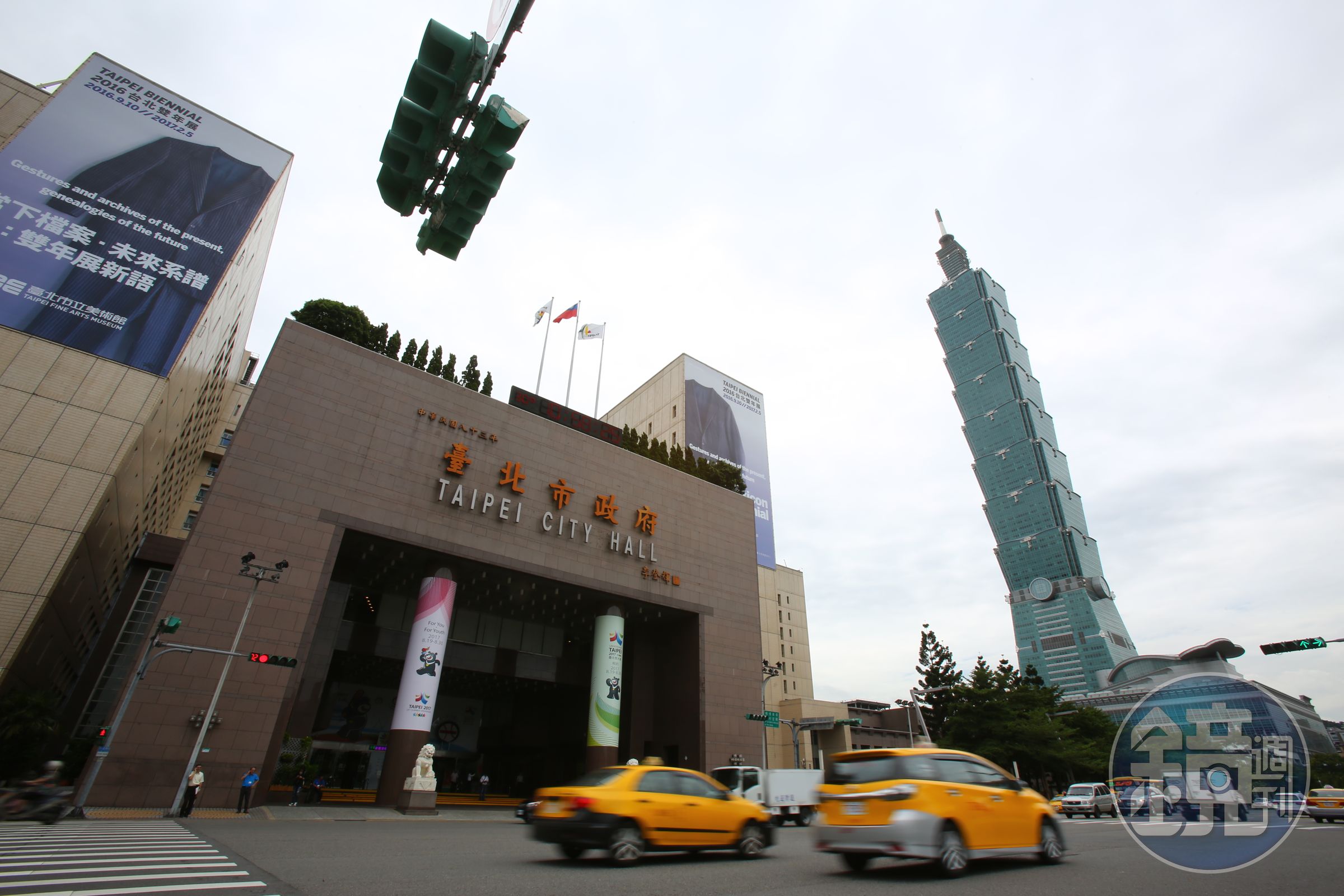 台北市政府8樓1名李姓教育局女股長疑因工作壓力過大，持水果刀朝自己腹部自殘。