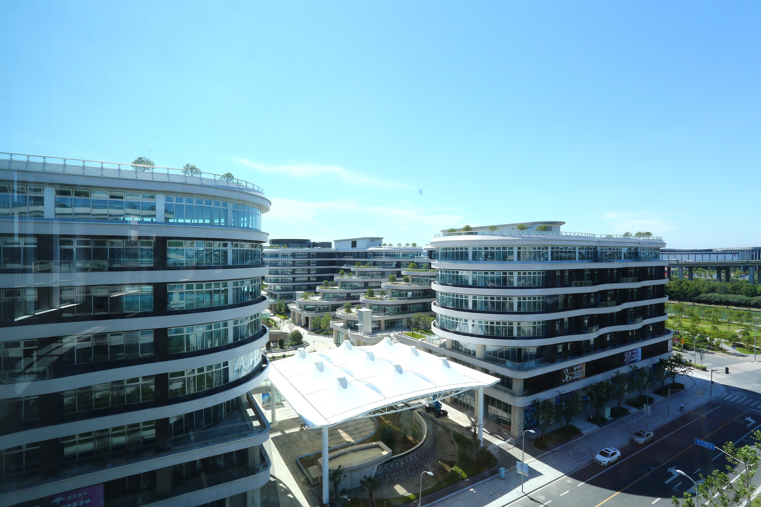 上海虹橋麗寶廣場整體建築採取層層退台式設計，利用水波狀漂帶結構阻絕熱輻射及熱反射，能有效減少光汙染，營造低碳高效的都市綠洲。（麗寶集團提供）