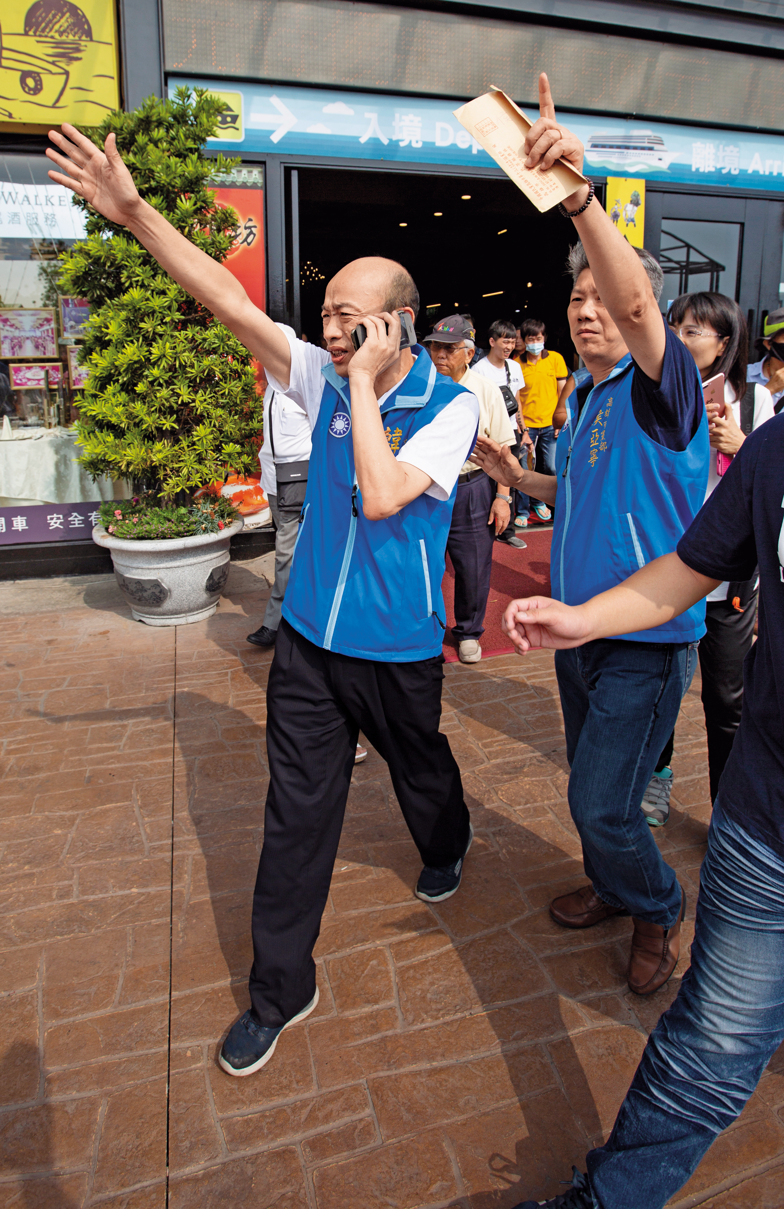國民黨高雄市長參選人韓國瑜近期聲勢高漲，更積極搶攻綠營鐵票的舊高雄縣區，拚拉近與對手陳其邁的差距。