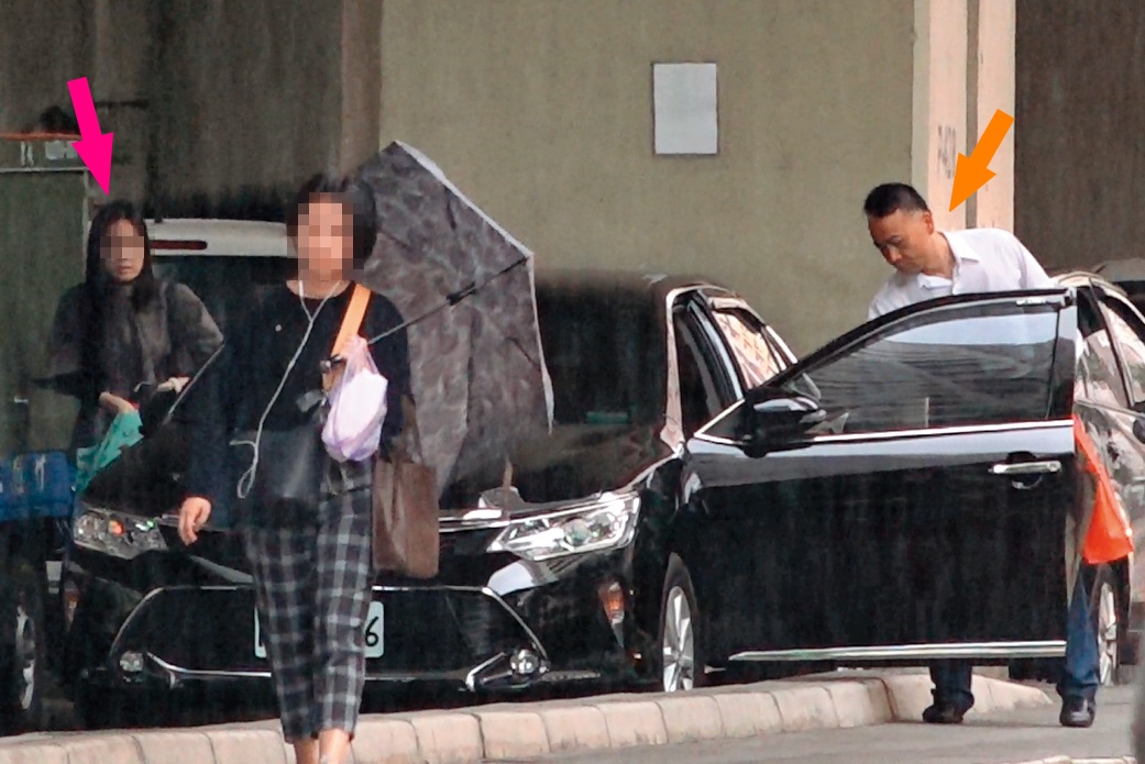 10月12日 8：39本刊又直擊于孝斌與一名年輕長髮女從汐止住處走到停車場牽車。