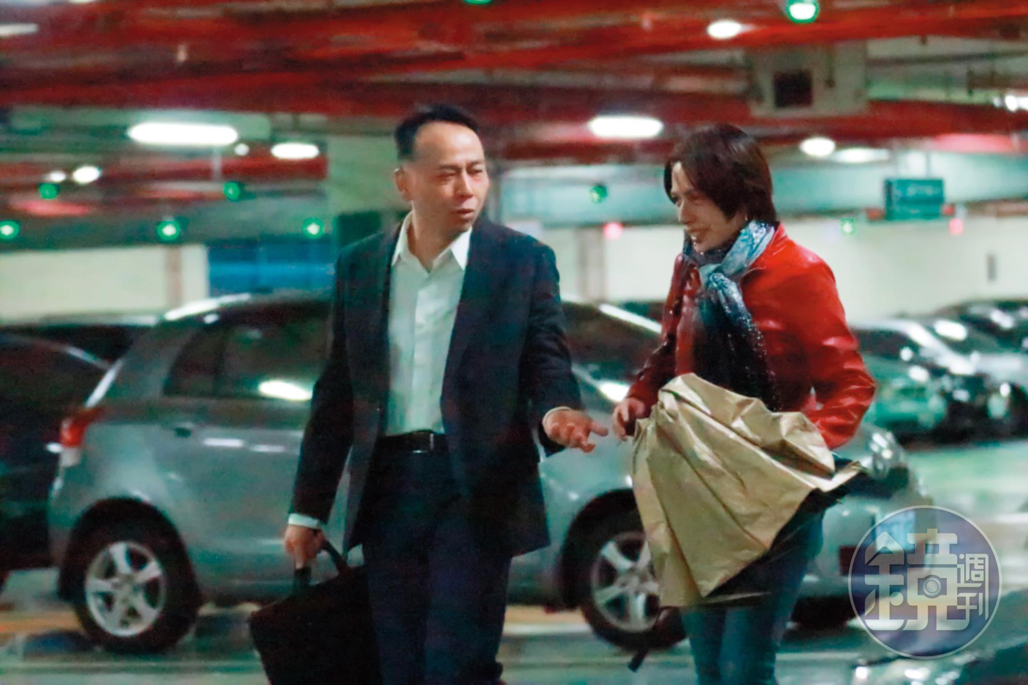 10月12日 21：33 本刊再次直擊于孝斌駕駛公務車載謝京蓓到北市溫州街一處民宅，2小時後，2人前往停車場牽車，于送謝返回新店住處。
