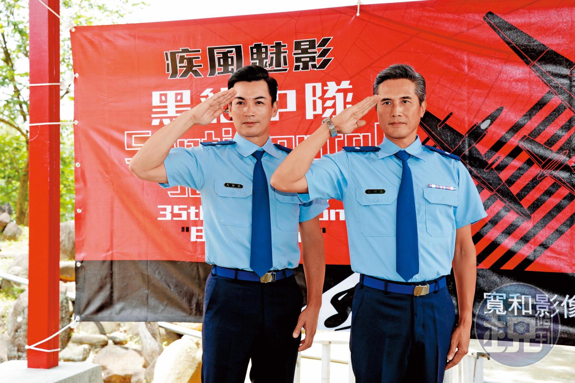 電影去年在新店空軍烈士公墓開鏡，並找來伊正（左）與包小松（右）分別飾演葉常棣與張立義教官的中年時期。