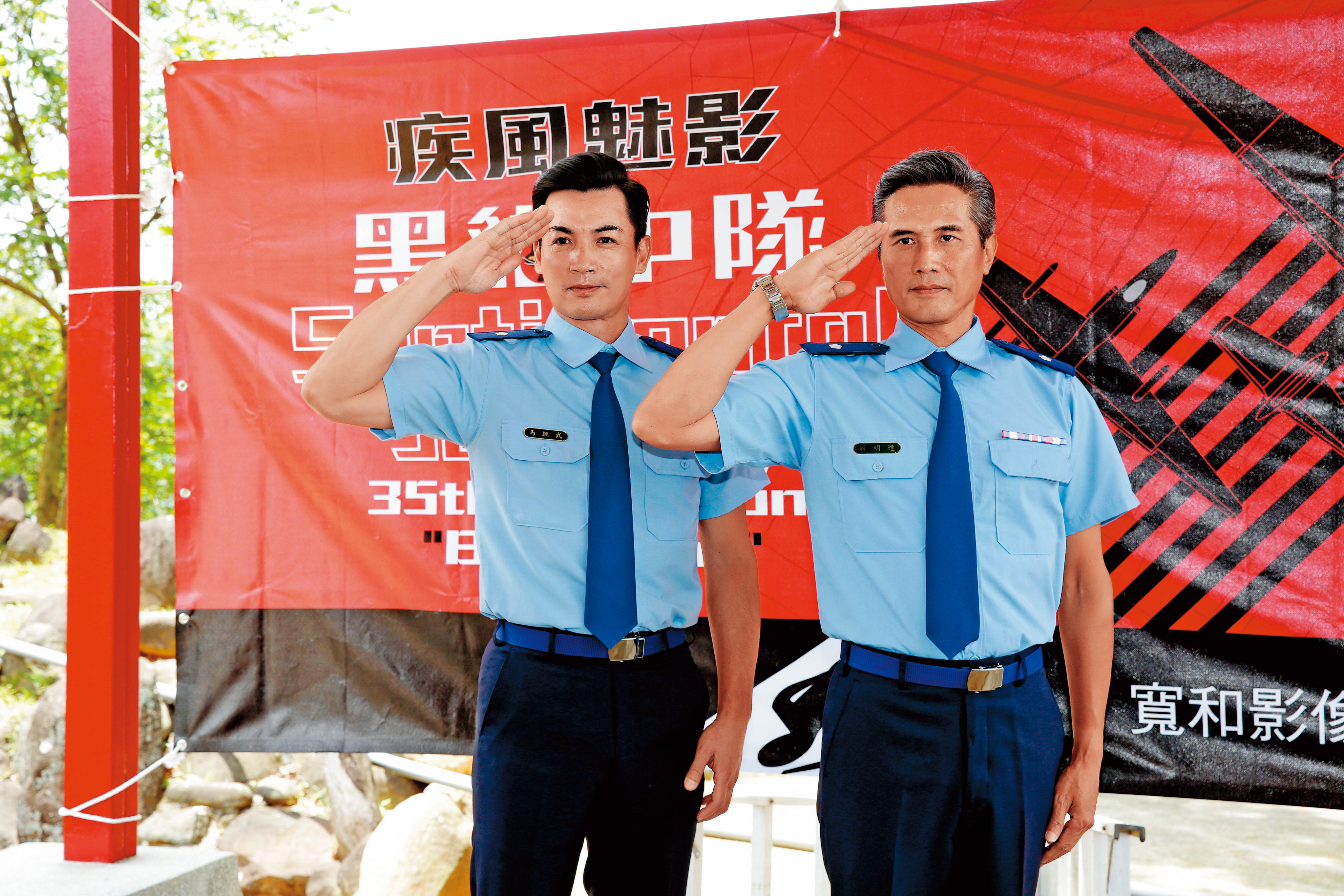電影去年在新店空軍烈士公墓開鏡，並找來伊正（左）與包小松（右）分別飾演葉常棣與張立義教官的中年時期。