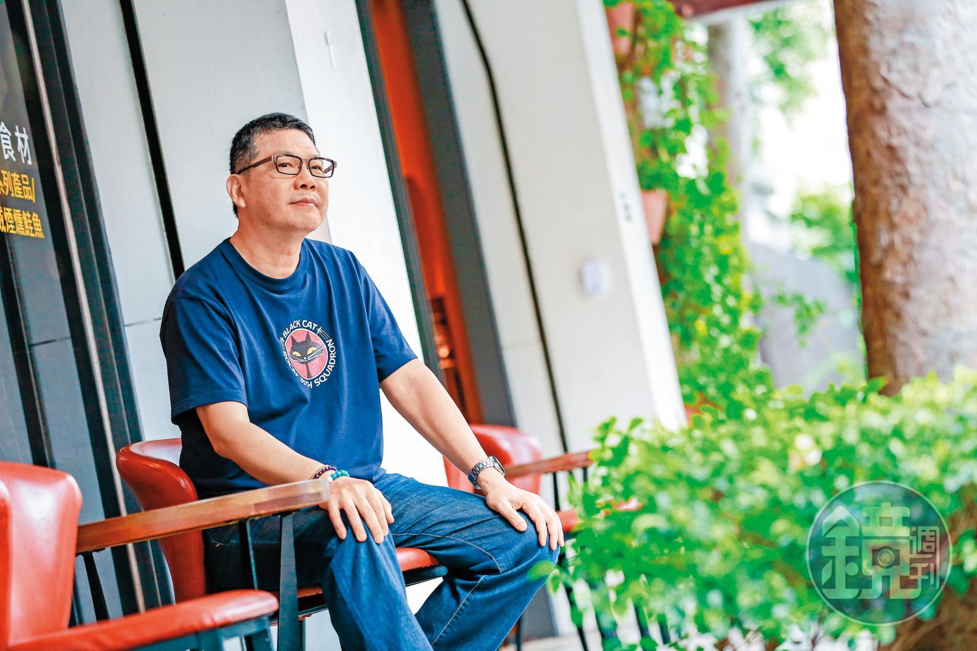 楊佈新從小有飛行夢，卻因視力不佳被拒。他想為被遺忘的歷史留下紀錄，年過50才開始籌拍《疾風魅影—黑貓中隊》紀錄片。