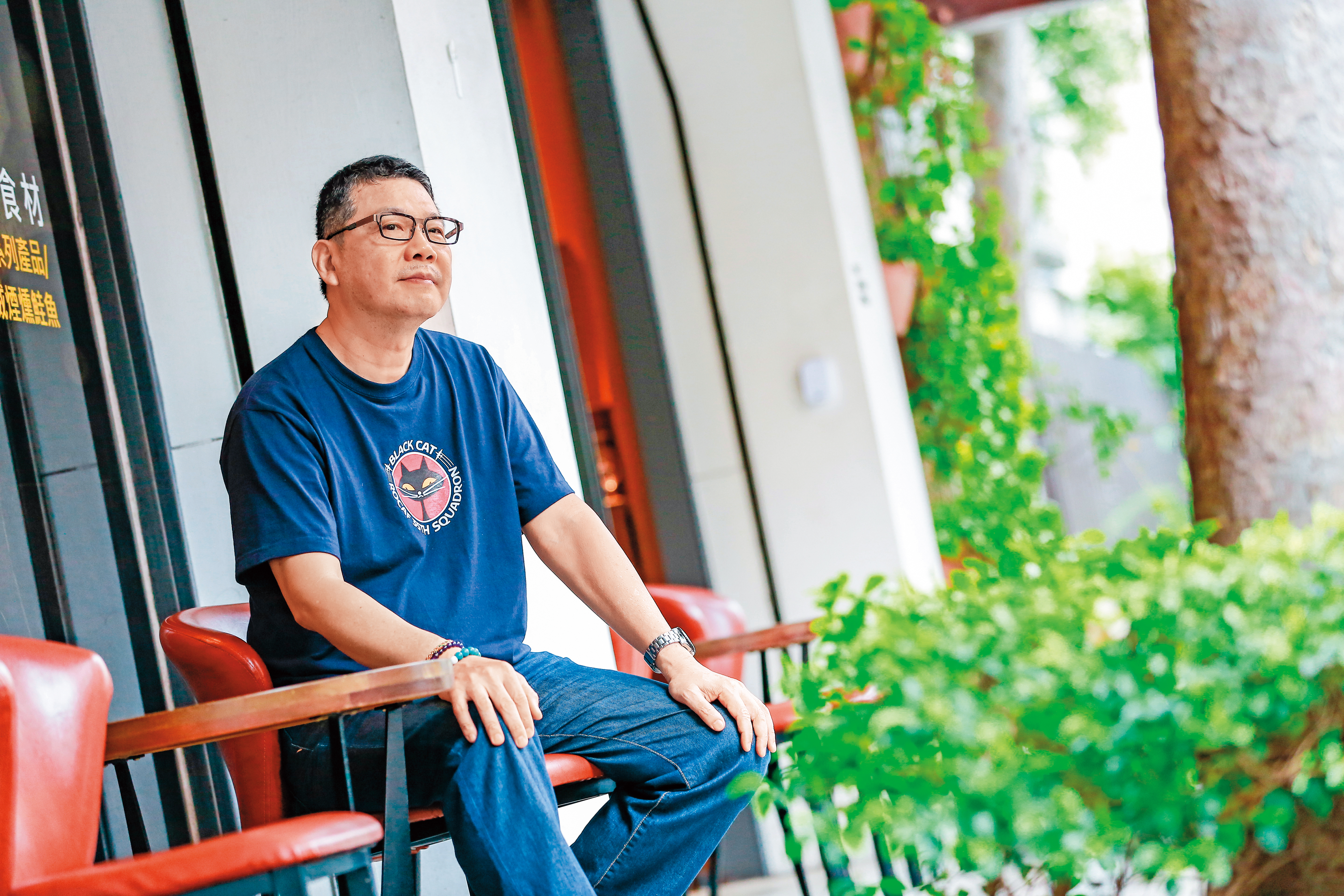 楊佈新從小有飛行夢，卻因視力不佳被拒。他想為被遺忘的歷史留下紀錄，年過50才開始籌拍《疾風魅影—黑貓中隊》紀錄片。