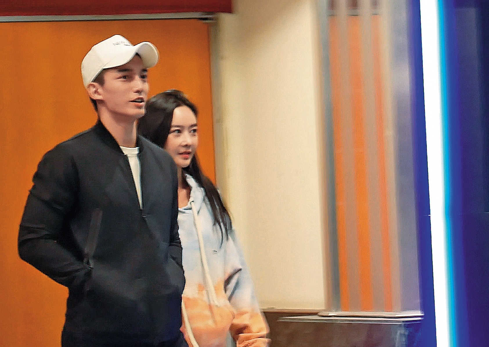 本刊直擊王家梁帶著新對象前往台北京華城看電影，兩人一身運動休閒風，外型頗為登對。